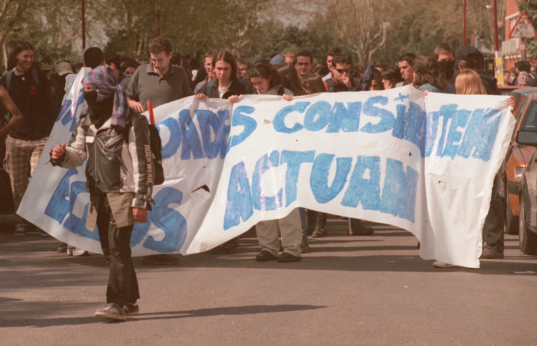 Pablo Iglesias, en el centro, en una manifestacin contra la agresin sufrida por un grupo de estudiantes, entre los que se encontraba.