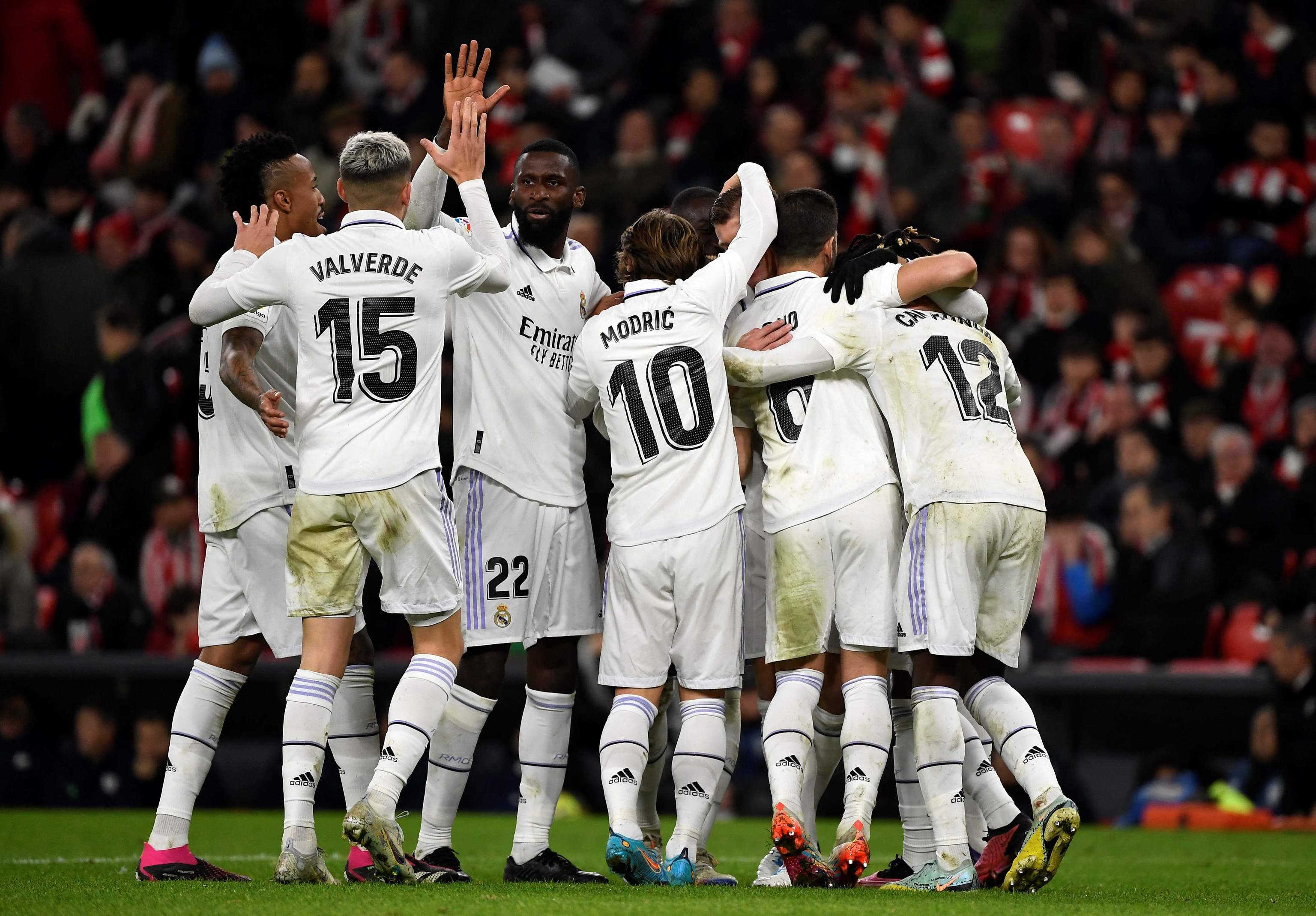 Los jugadores del Real Madrid celebran el gol ante el Athletic.