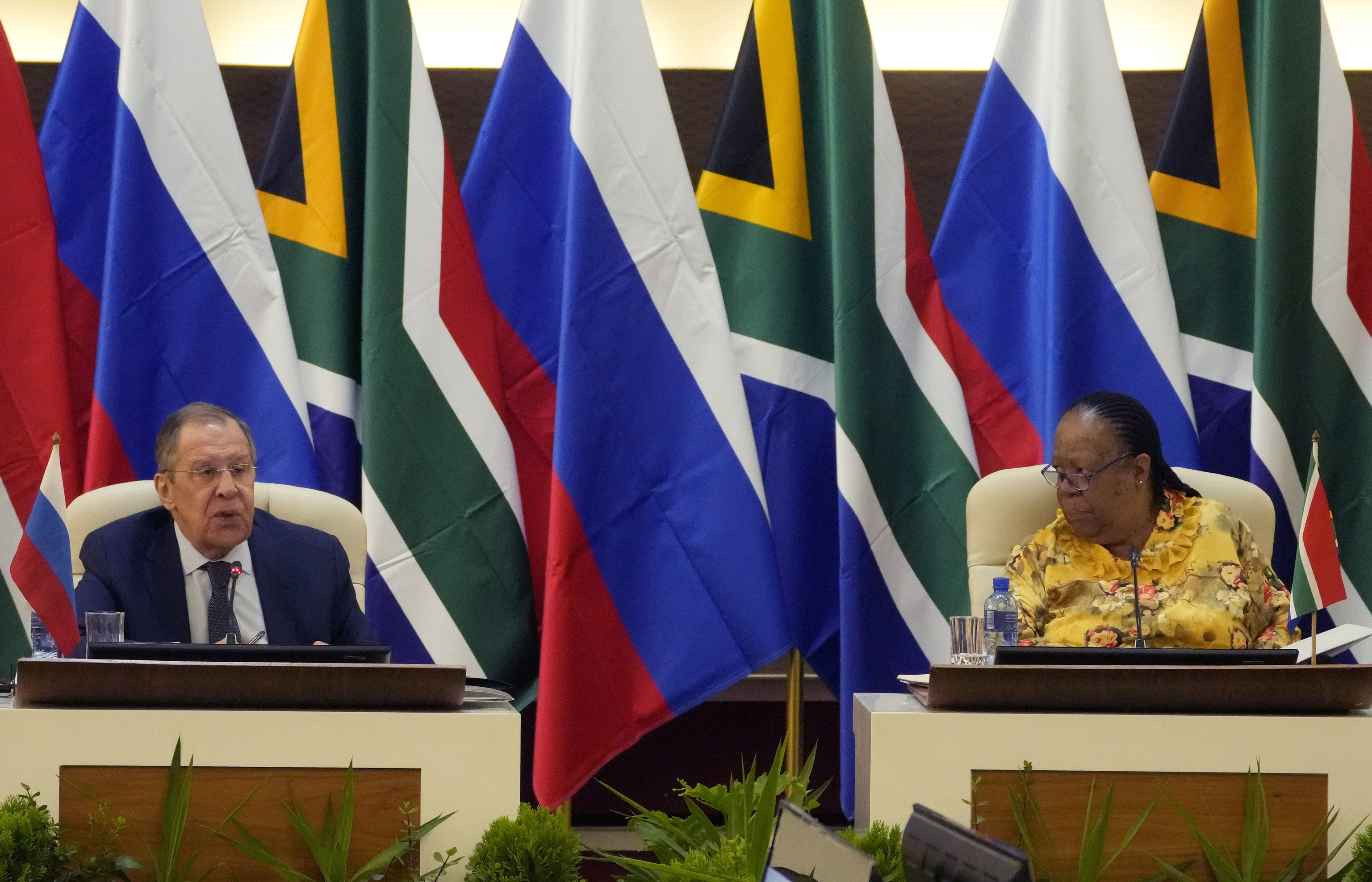 El ministro de Asuntos Exteriores de Rusia, Sergey Lavrov, izda., habla mientras su homólogo de Sudáfrica en Naledi Pandor escucha, durante su reunión en Pretoria, Sudáfrica.