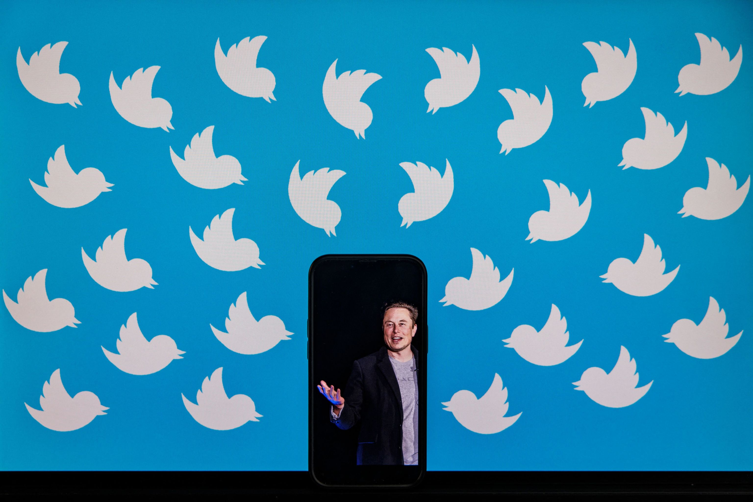 Elon Musk rodeado de logotipos de Twitter.