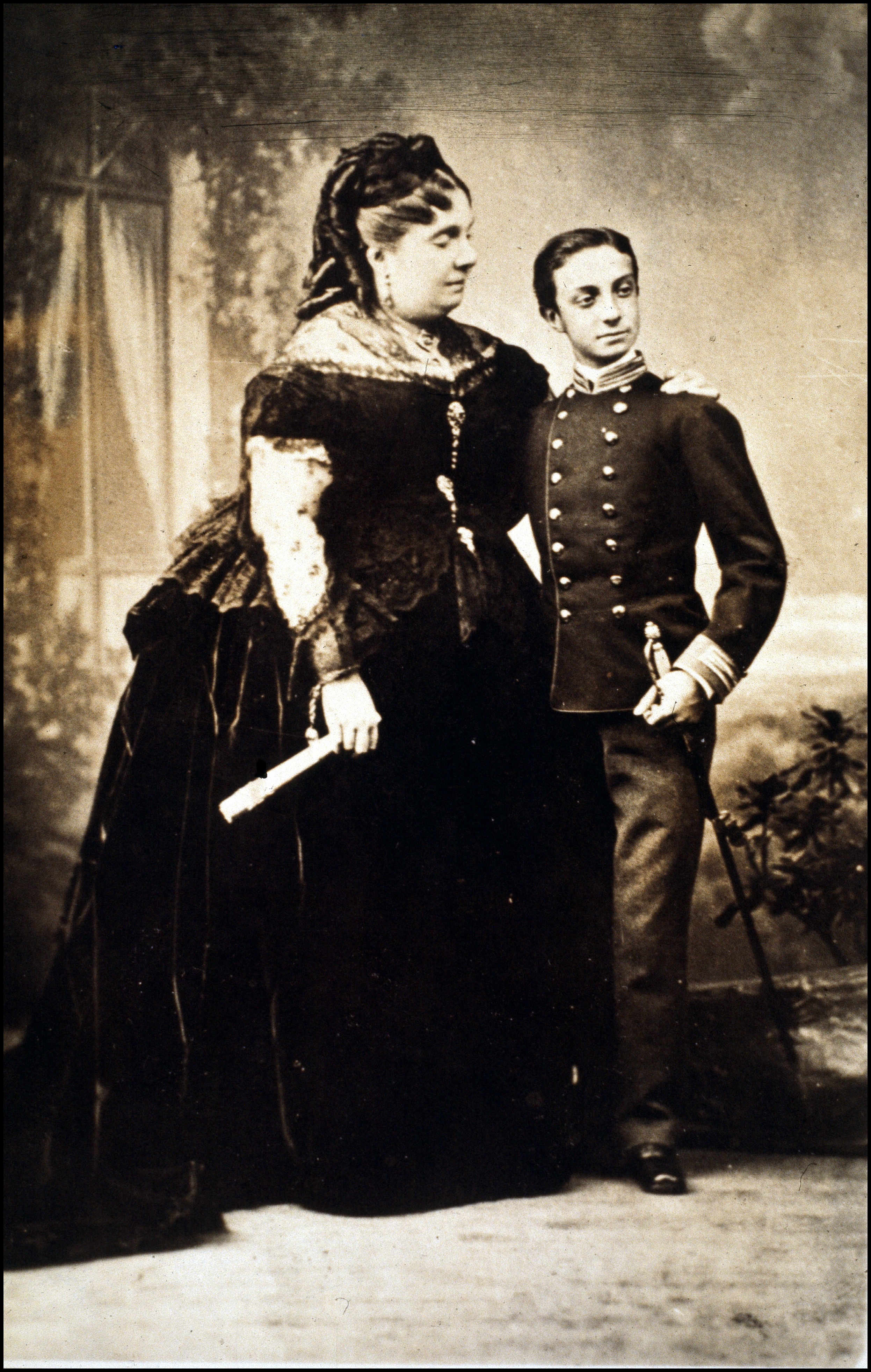 Isabel II y su hijo, Alfonso XII.