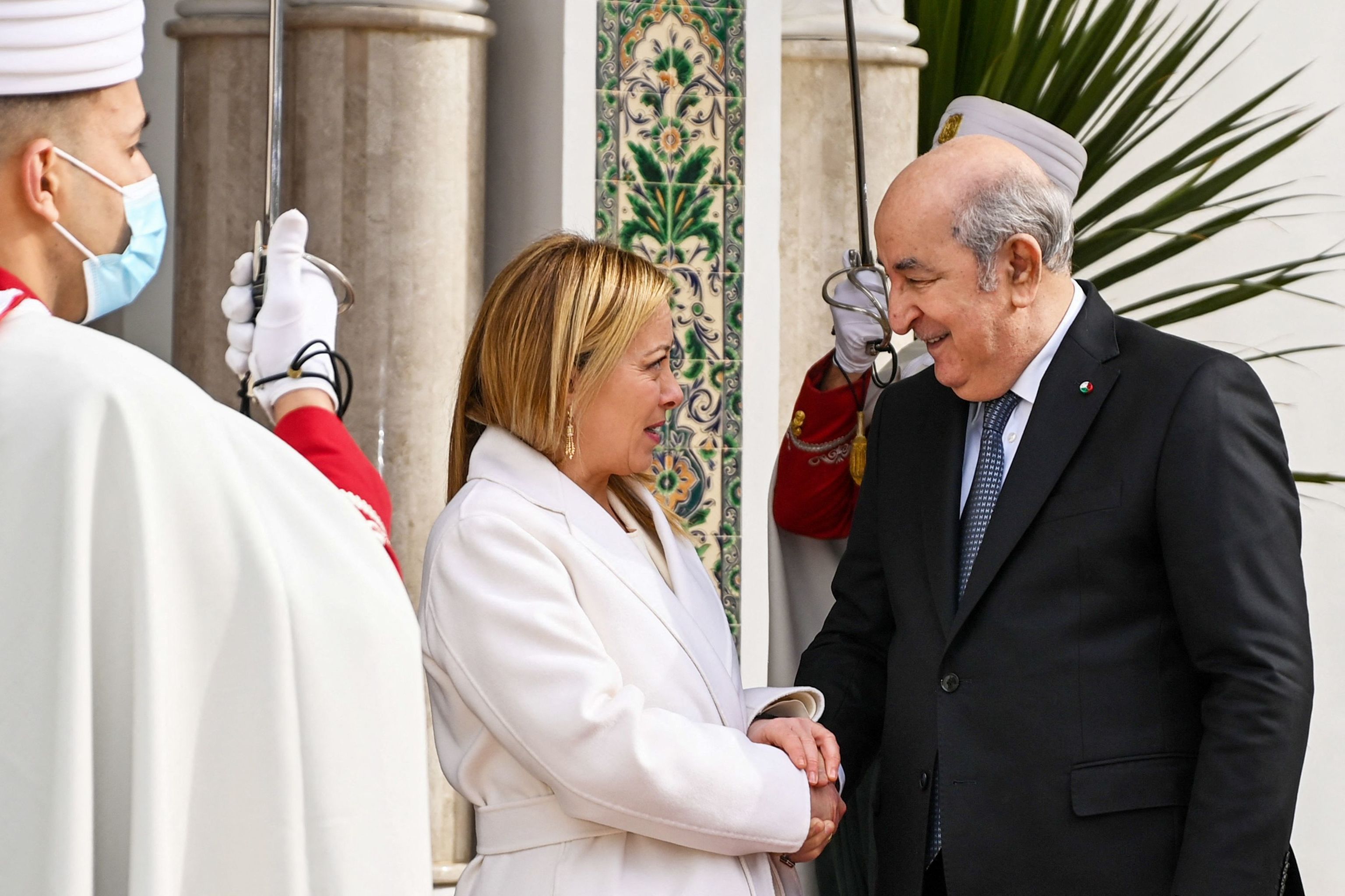 La primera ministra italiana, Giorgia Meloni y el presidente Tebboune de Argelia, este lunes en Argel