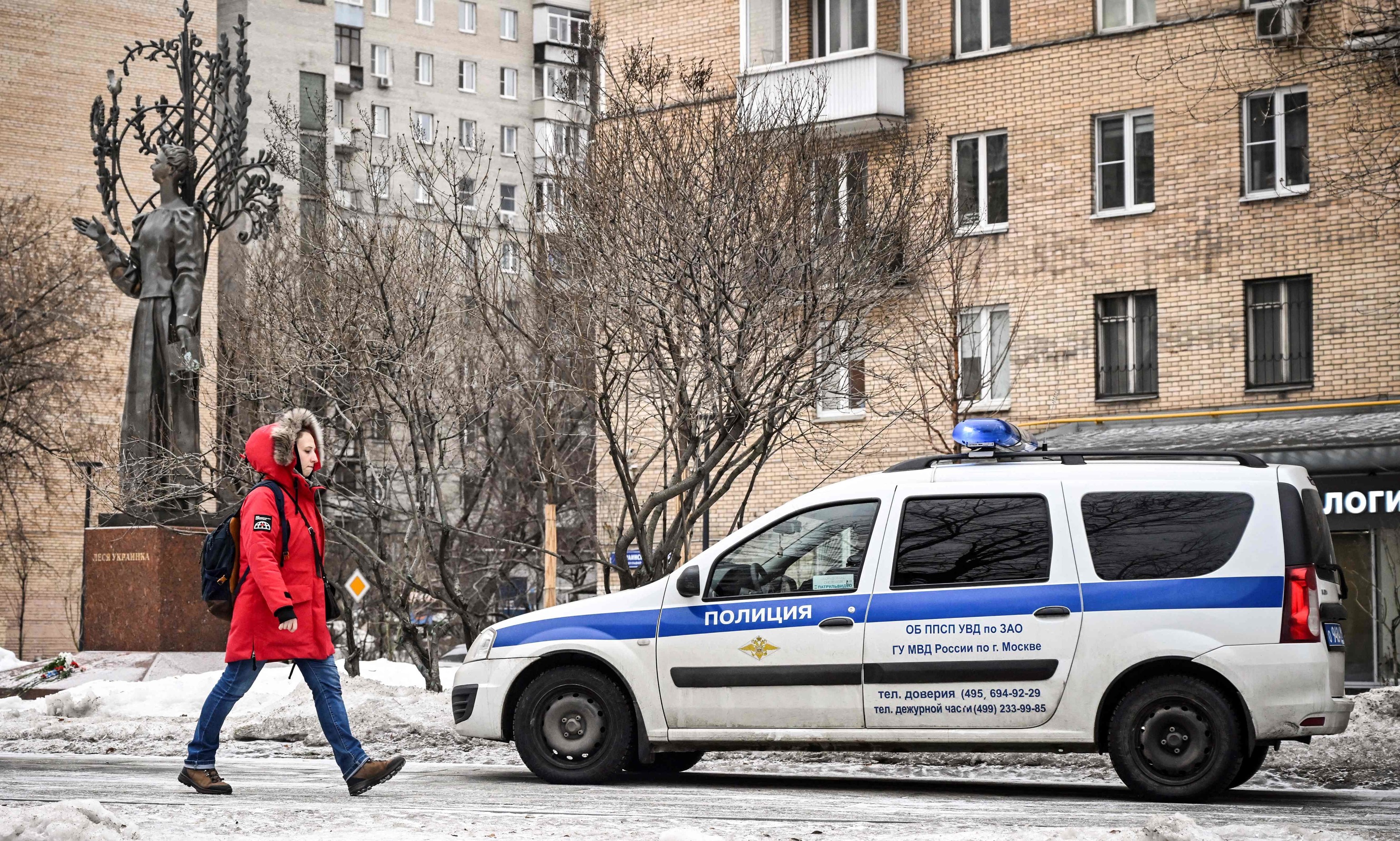 La Policía de Rusia vigila la estatua donde los rusos dejan flores por los muertos en Ucrania