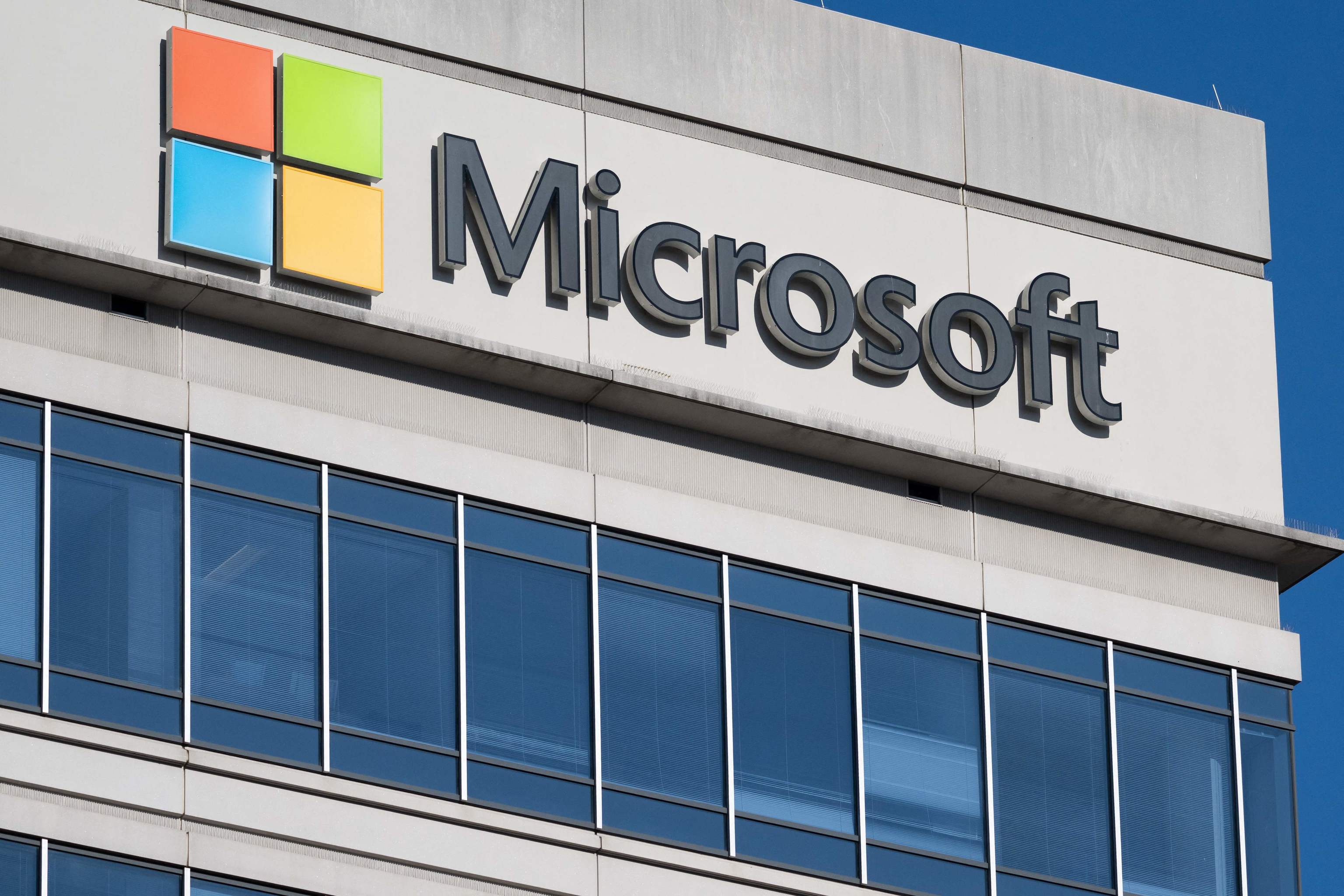 Un edificio con el logo de Microsoft.