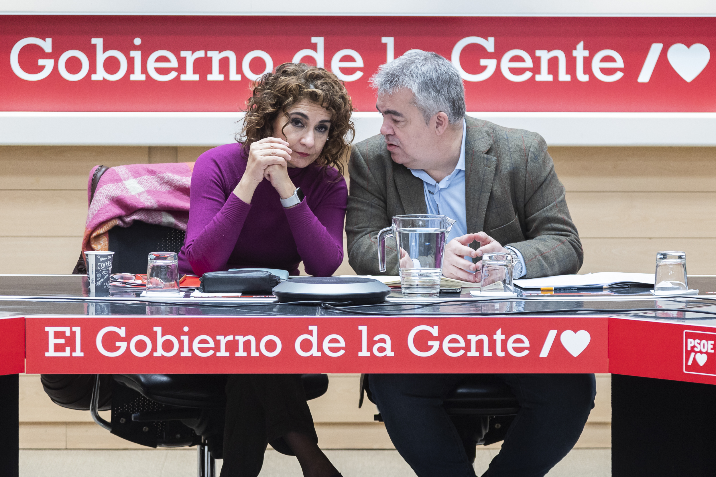 La ministra de Hacienda, María Jesús Montero, conversa con Santos Cerdán, secretario de organización del PSOE.