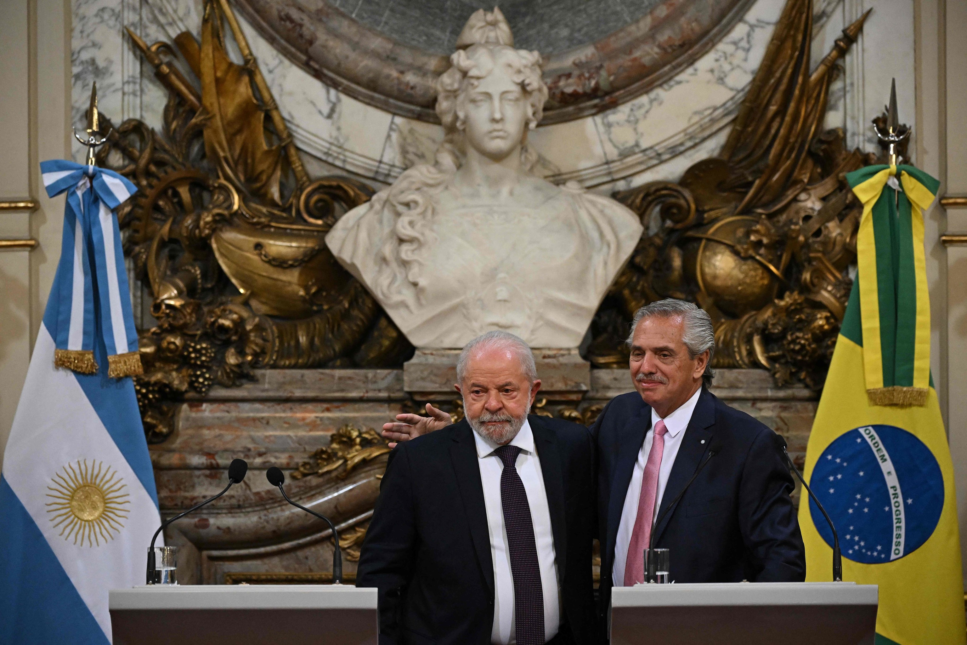 Los presidentes de Brasil y Argentina, Lula da Silva (i) y Alberto Fernández.