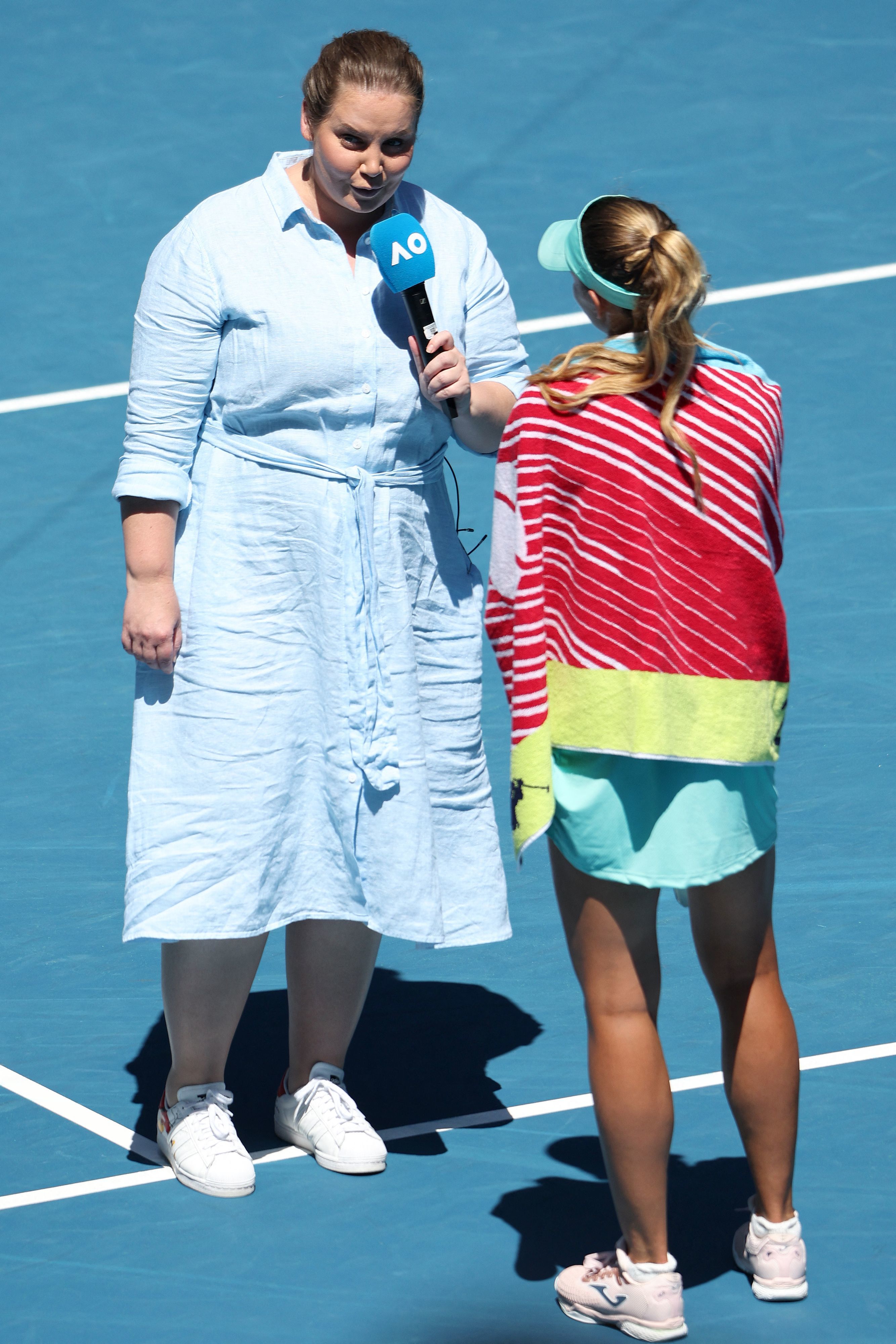 Dokic  entrevista a Linette tras un partido del Open de Australia.