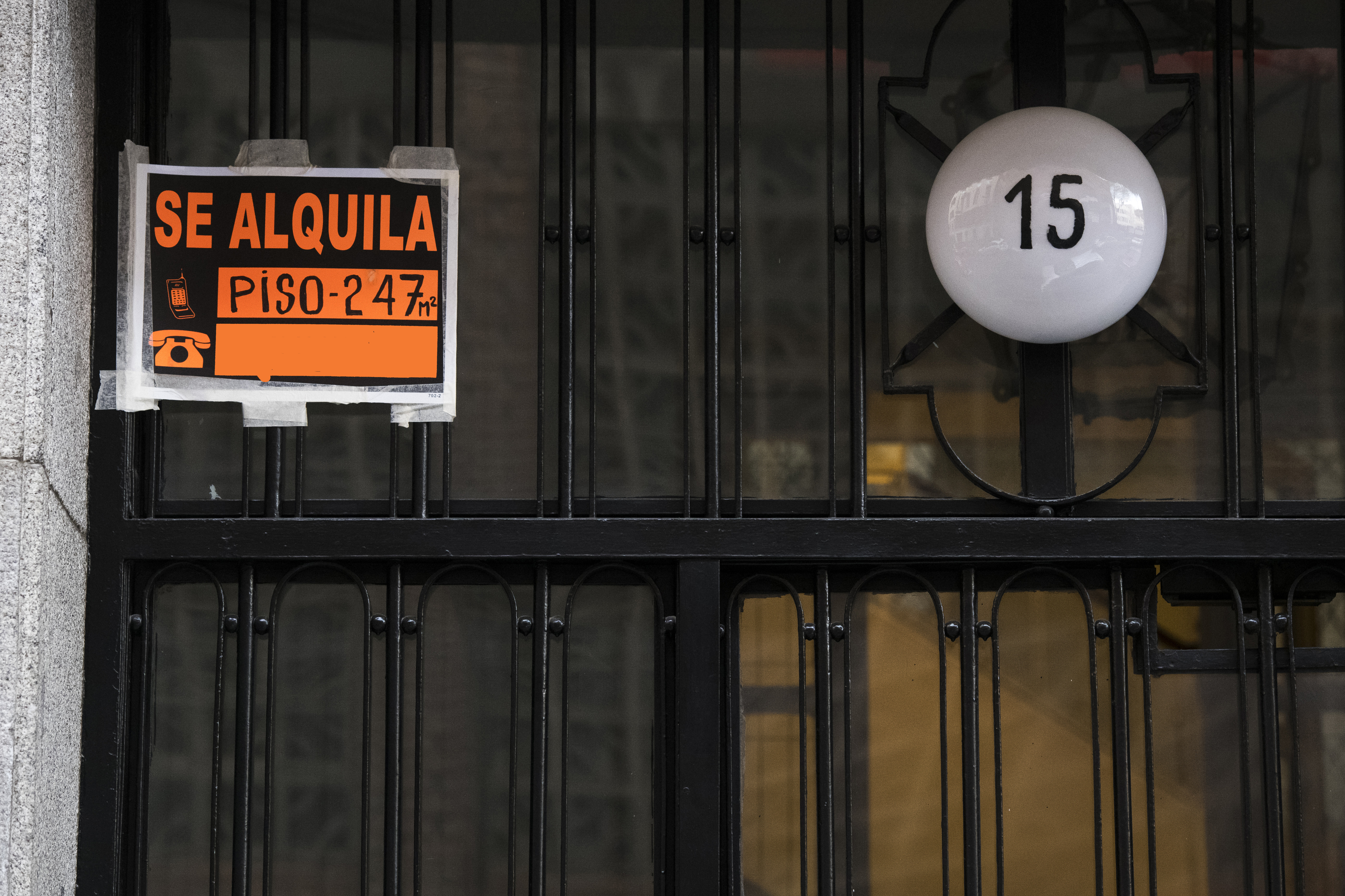 Cartel en un portal para alquilar una vivienda en Madrid.