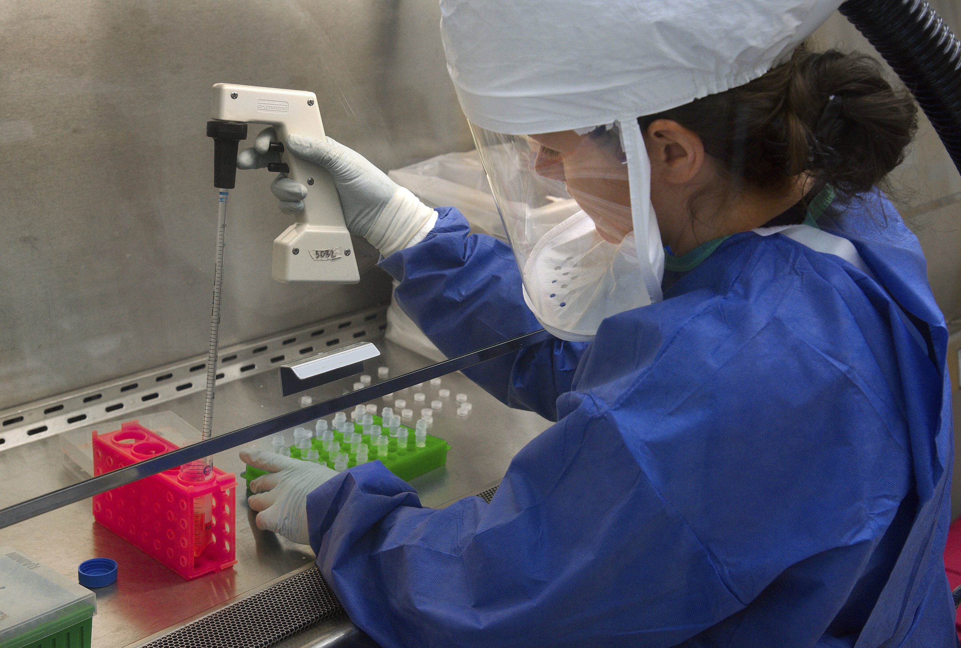 Científicos de los Centros de Control de Enfermedades de EEUU (con sede en Atlanta) trabajando con muestras del virus de gripe aviar H7N9