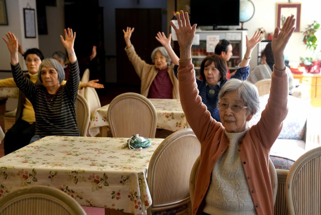 Mayores hacen ejercicios en Silver Villa Koyama, un hogar para ancianos en Tokio.
