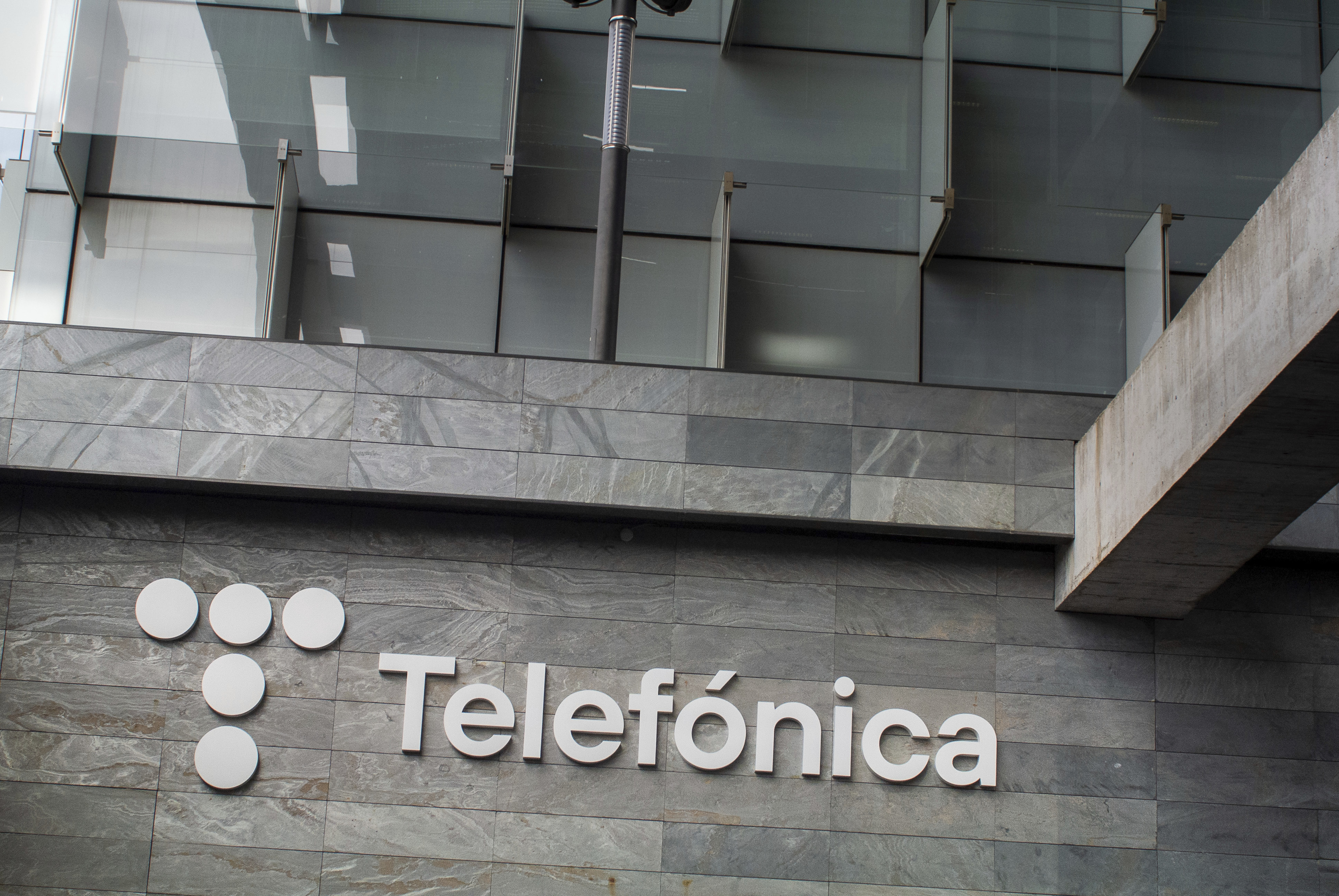 Telefónica acuerda con los sindicatos una subida salarial del 7,8% en España para 2023