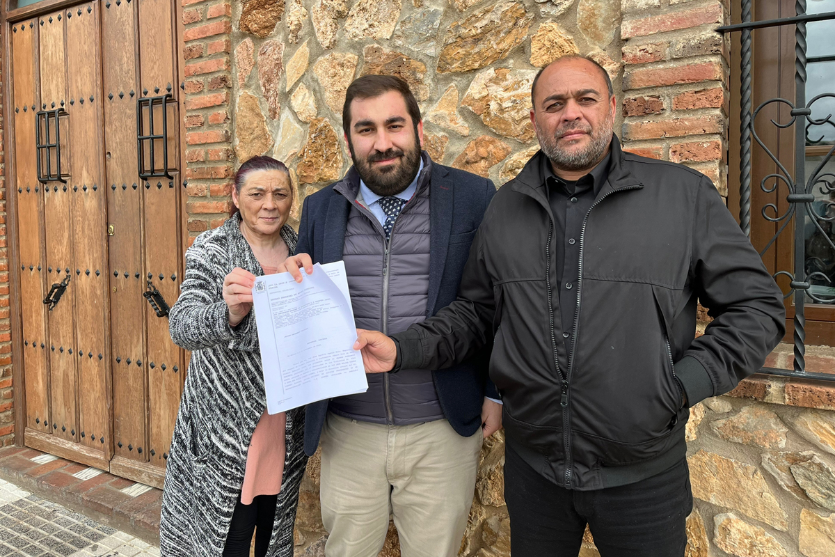 Ana y su hijo José Molina con el aboga-do Fernando Cumbres (centro), que les hizo ganar el pleito. Abajo, el anuncio de la Sareb para vender la casa.