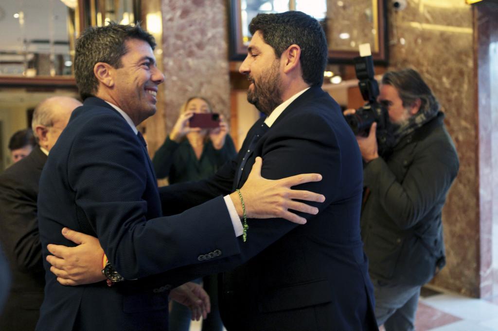 El presidente de la Diputación de Alicante, Carlos Mazón, saluda al presidente de Murcia, Fernando López Miras.