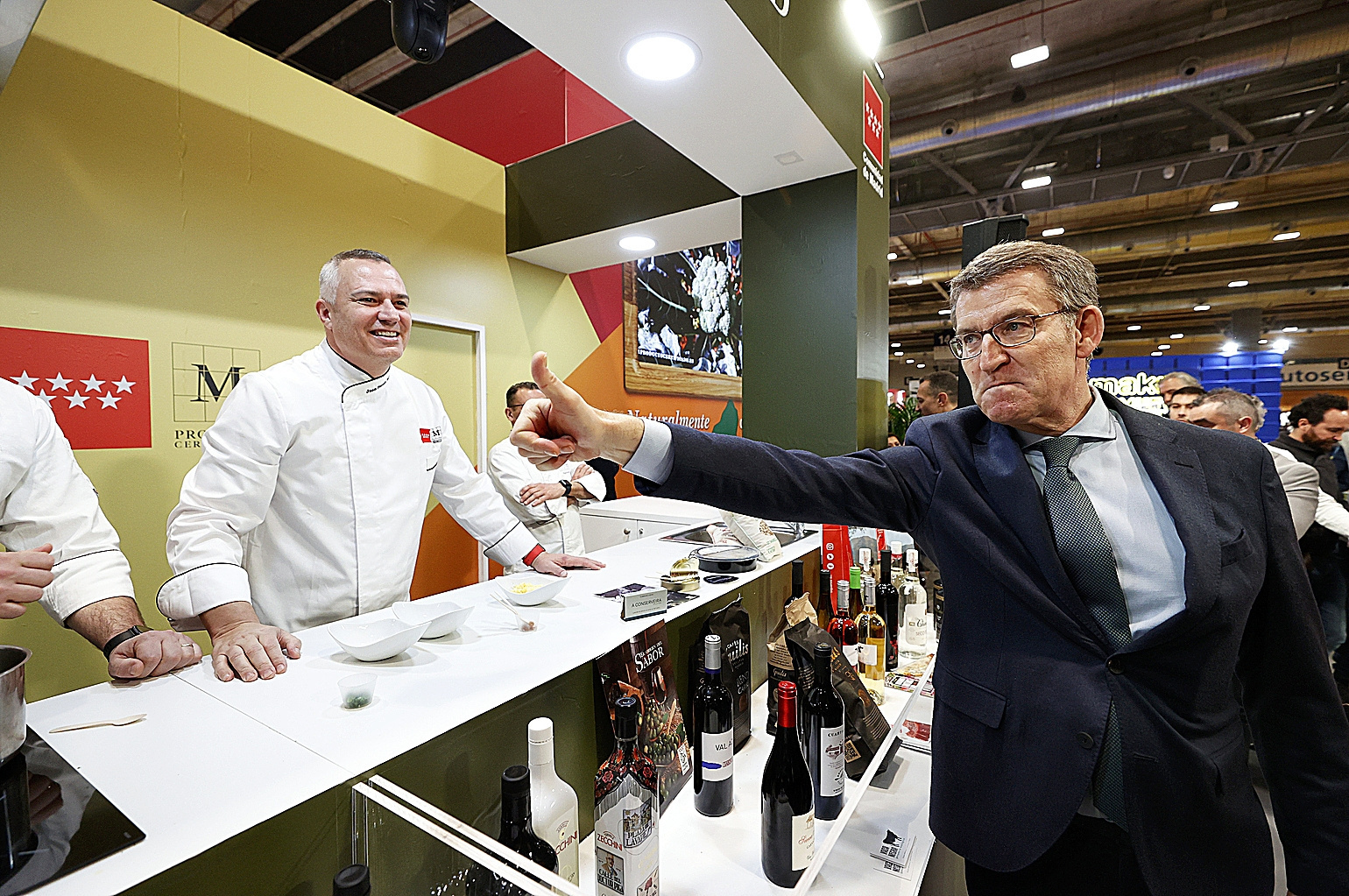 Alberto Núñez Feijóo, ayer en el stand de la Comunidad de Madrid durante su visita al congreso gastronómico internacional Madrid Fusión.