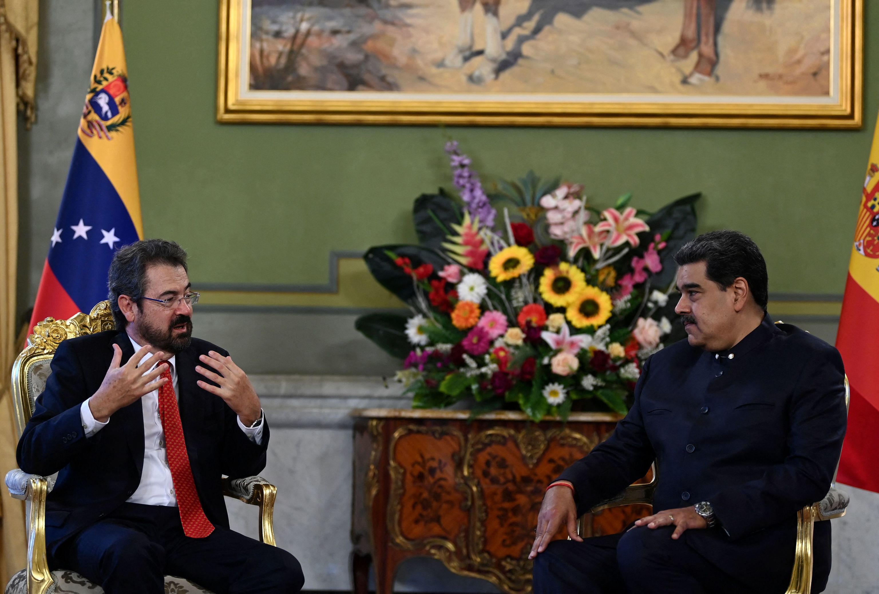 Nicolas Maduro recibe al nuevo embajador español.