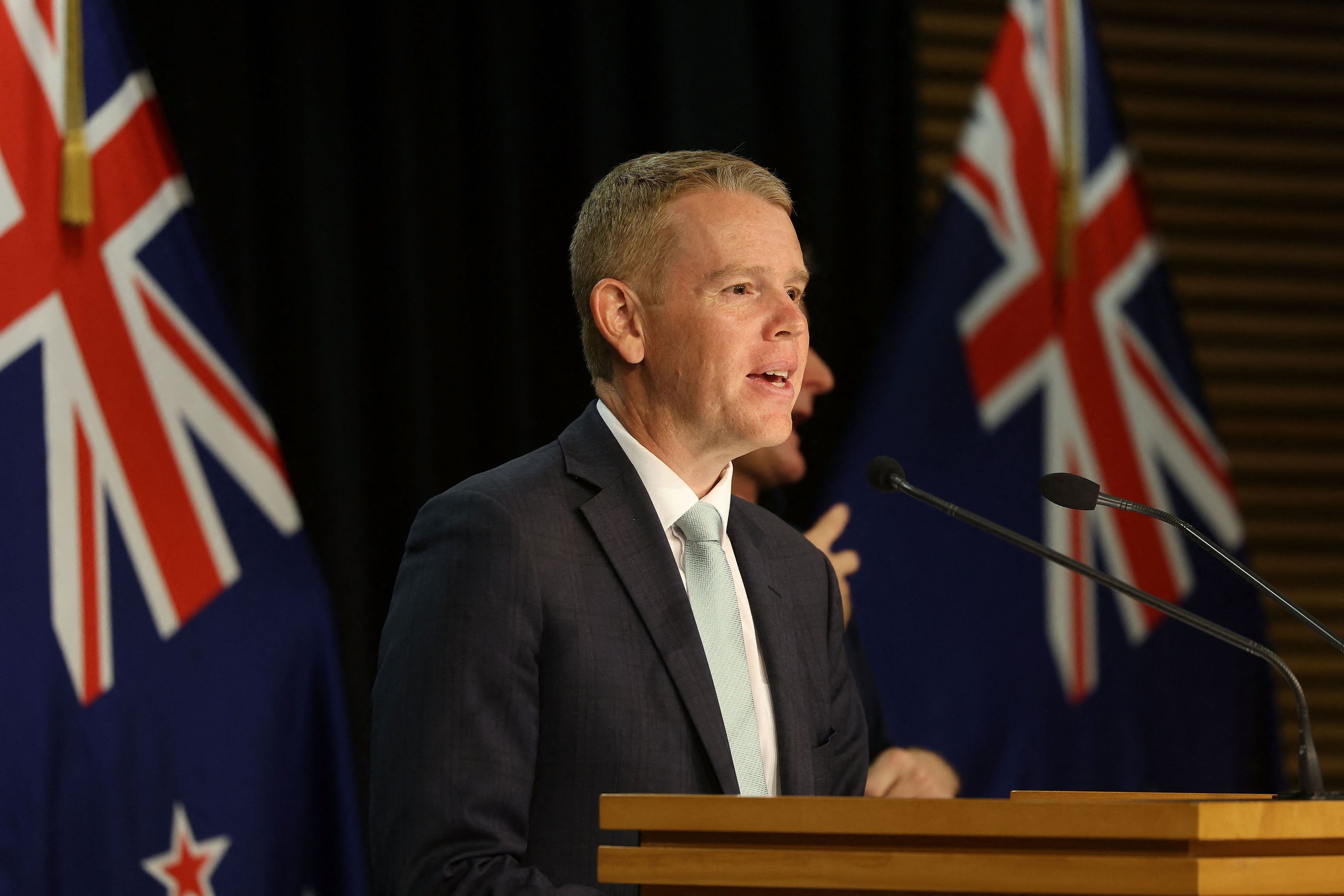 El primer ministro de Nueva Zelanda, Chris Hipkins, se dirige a los medios de comunicacin durante su primera rueda de prensa oficial tras el Consejo de Ministros, en el Parlamento de Wellington, el 25 de enero de 2023.