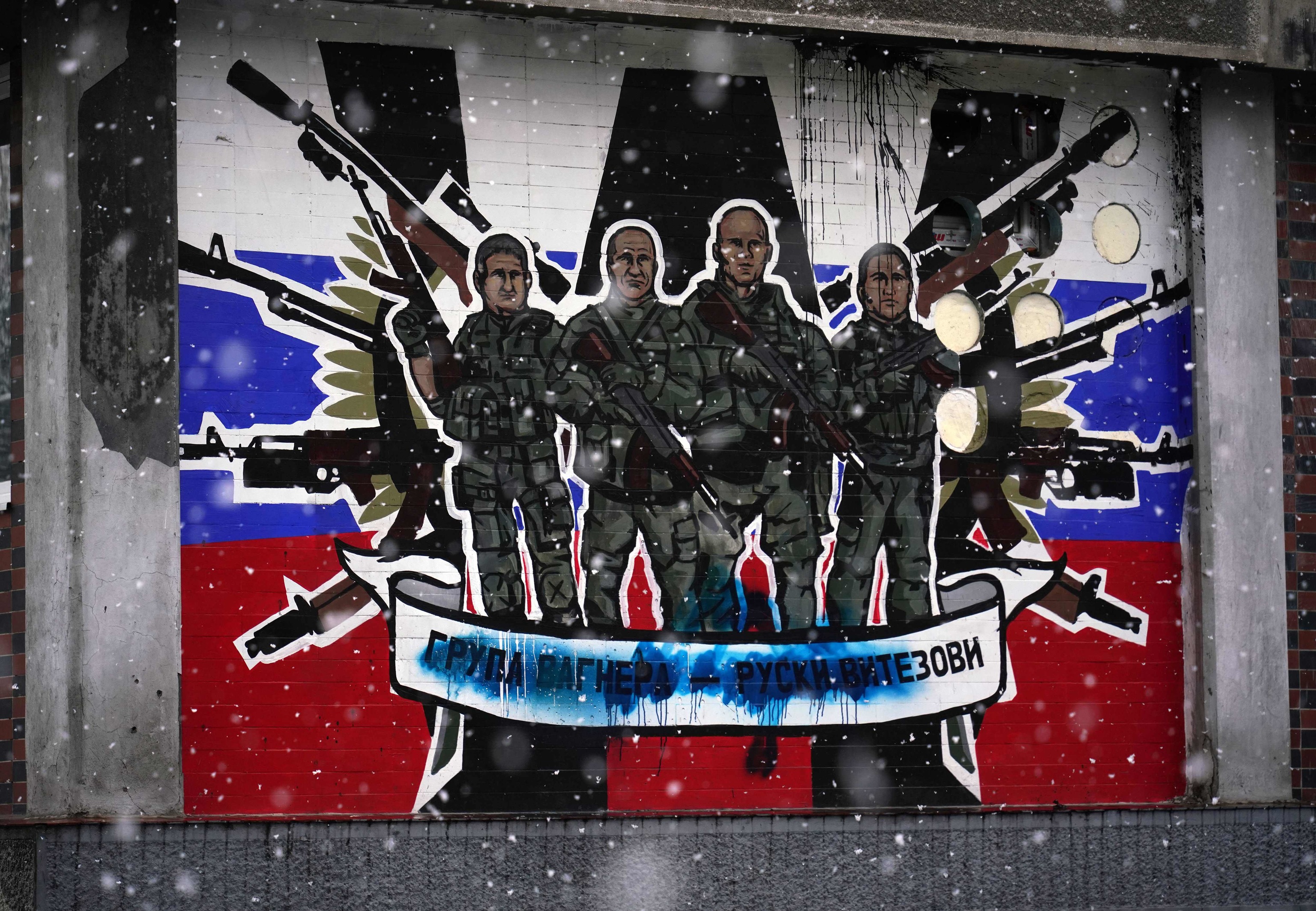 Mural pintarrajeado a la gloria del grupo mercenario ruso Wagner en el que se lee "Grupo Wagner - caballeros rusos" en la pared lateral de un edificio de apartamentos en Belgrado el 20 de enero de 2023.