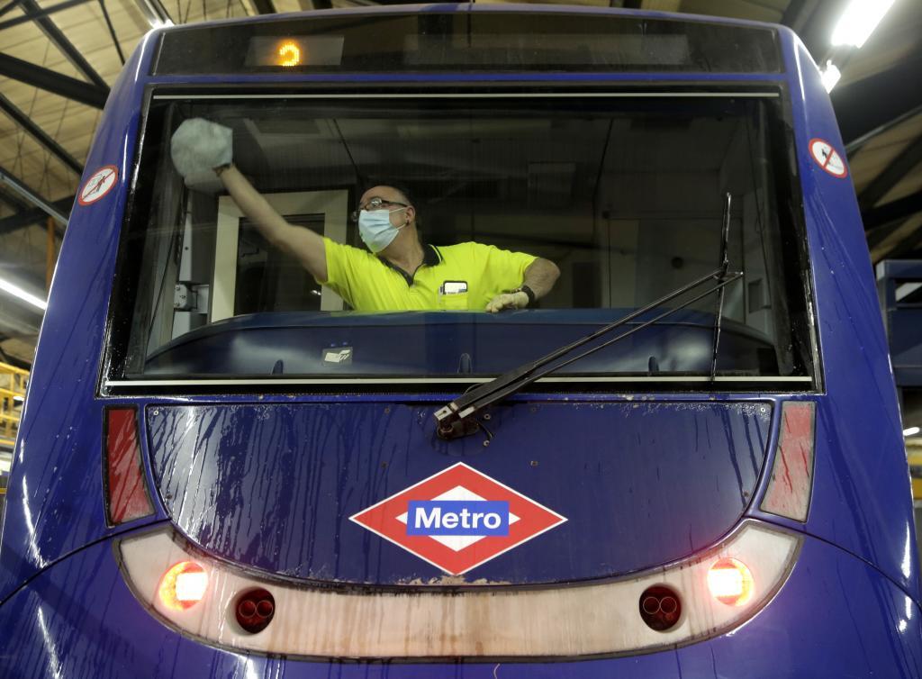 Un operario limpia la cabina de maquinista de un convoy de Metro Madrid.