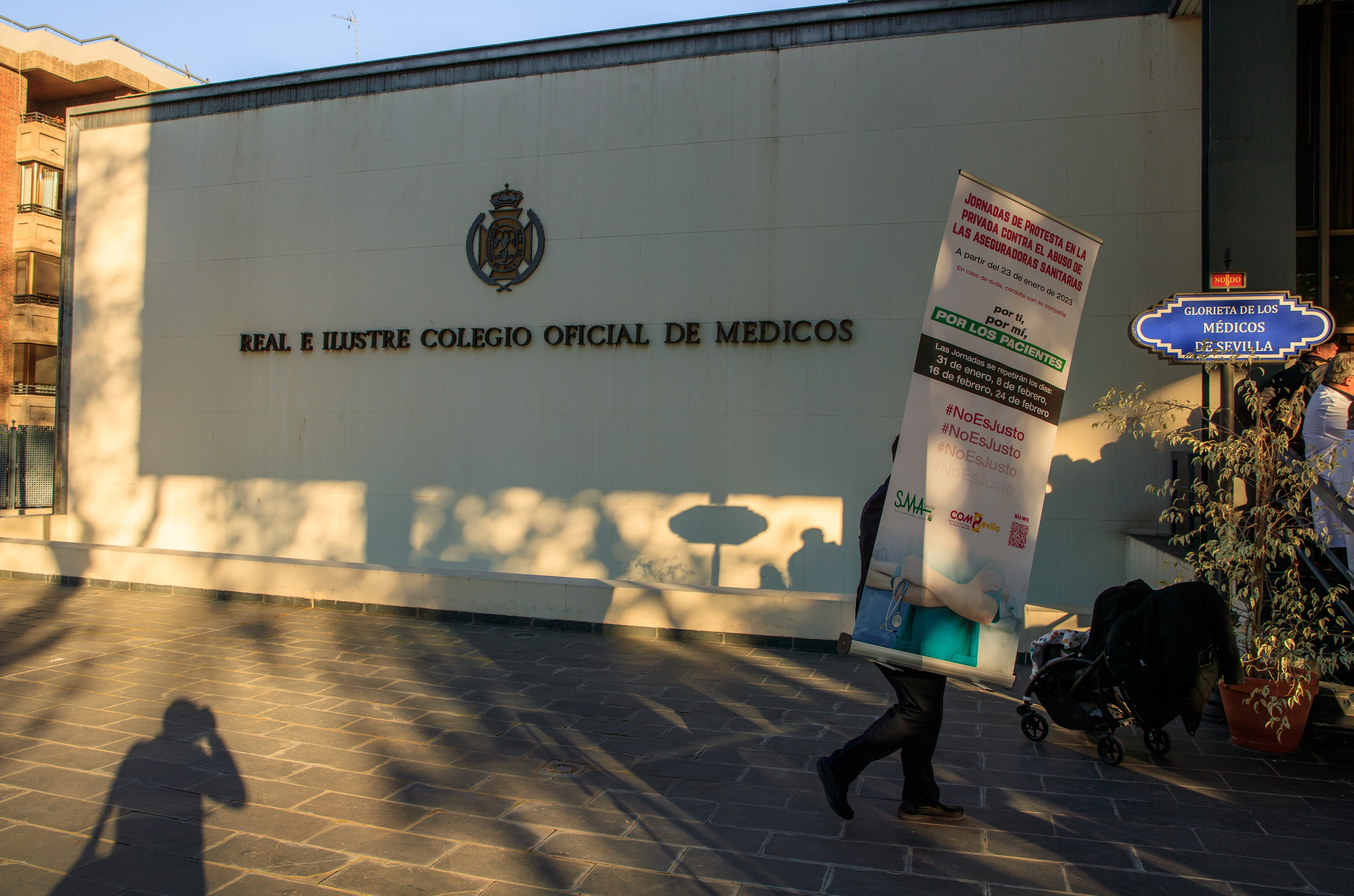 Protesta celebrada el pasado viernes ante la sede del Colegio de Médicos de Sevilla.