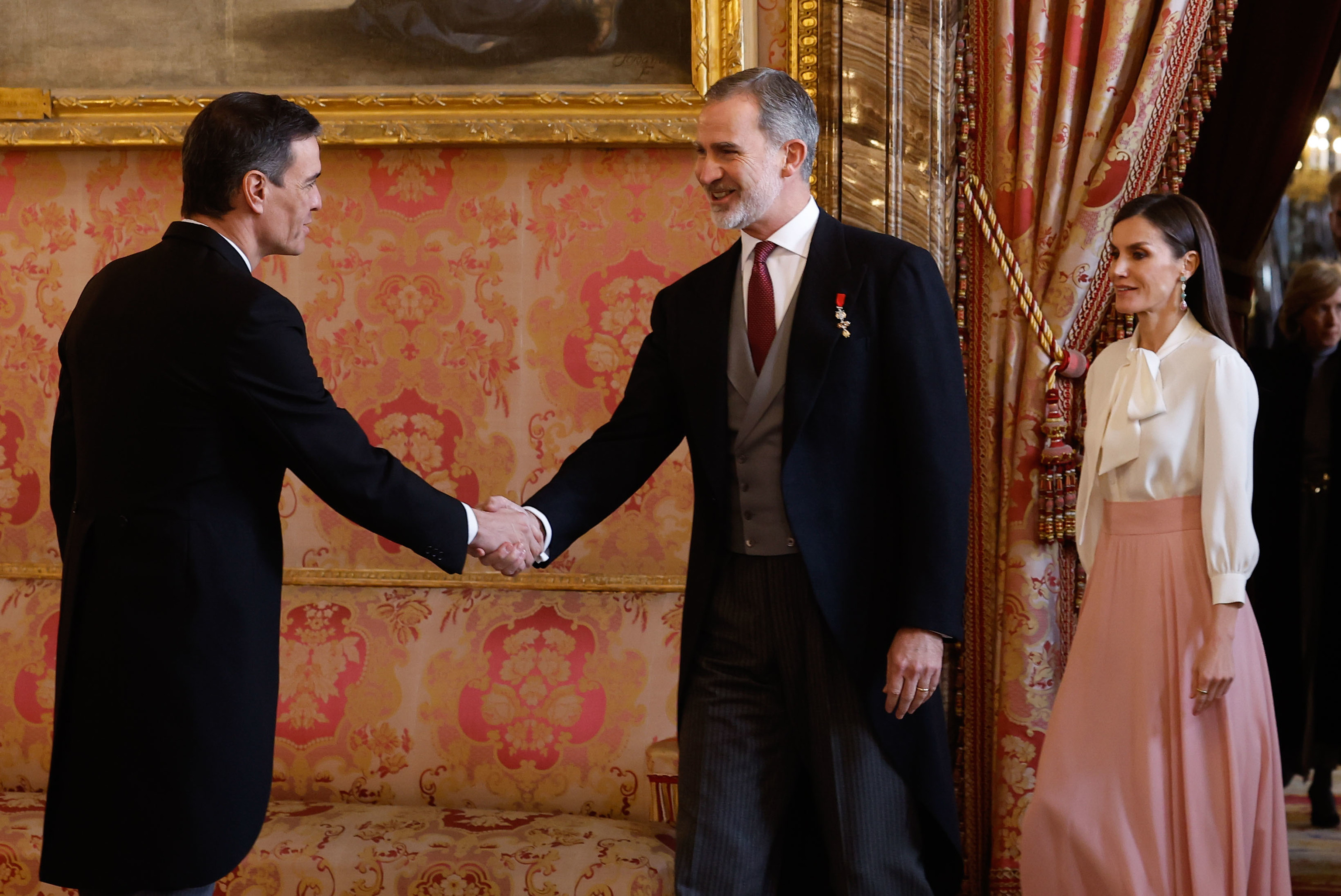 Los Reyes saludan a Pedro Snchez en el Palacio Real