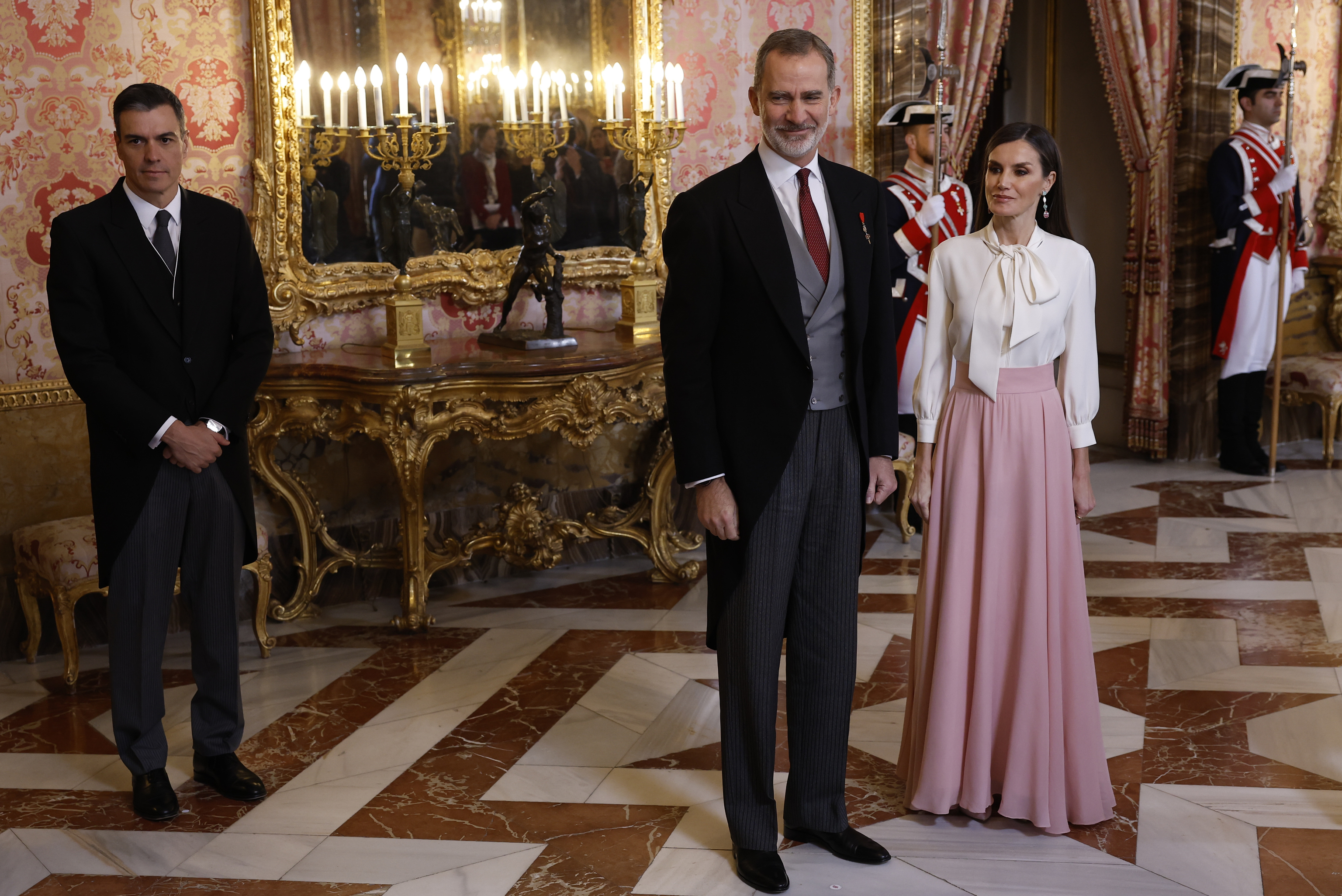 ElRrey Felipe y la Reina Letizia, junto al presidente del Gobierno, Pedro Sánchez, a su llegada a la recepción en honor del cuerpo diplomático acreditado en España.