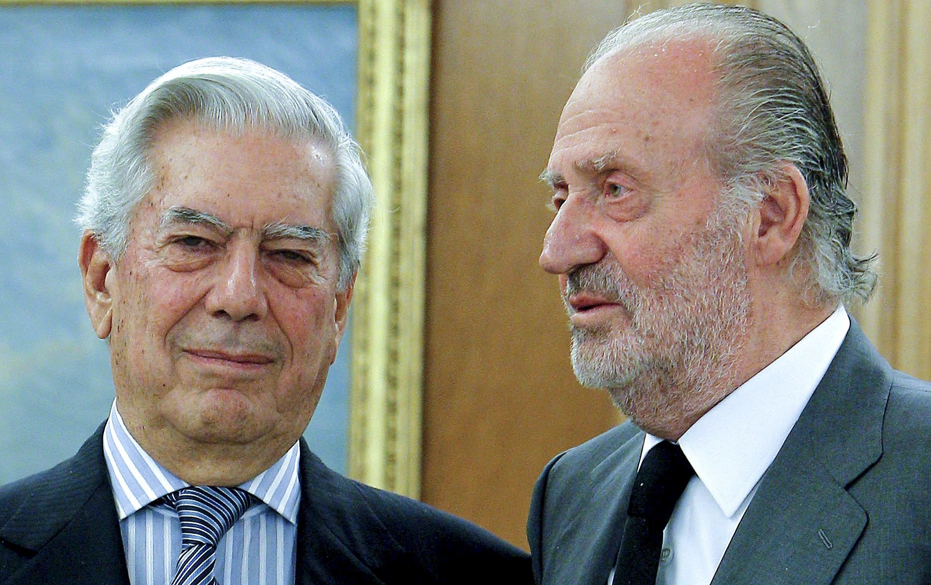 El Rey Juan Carlos junto a Mario Vargas Llosa en una audiencia en Zarzuela en 2011.