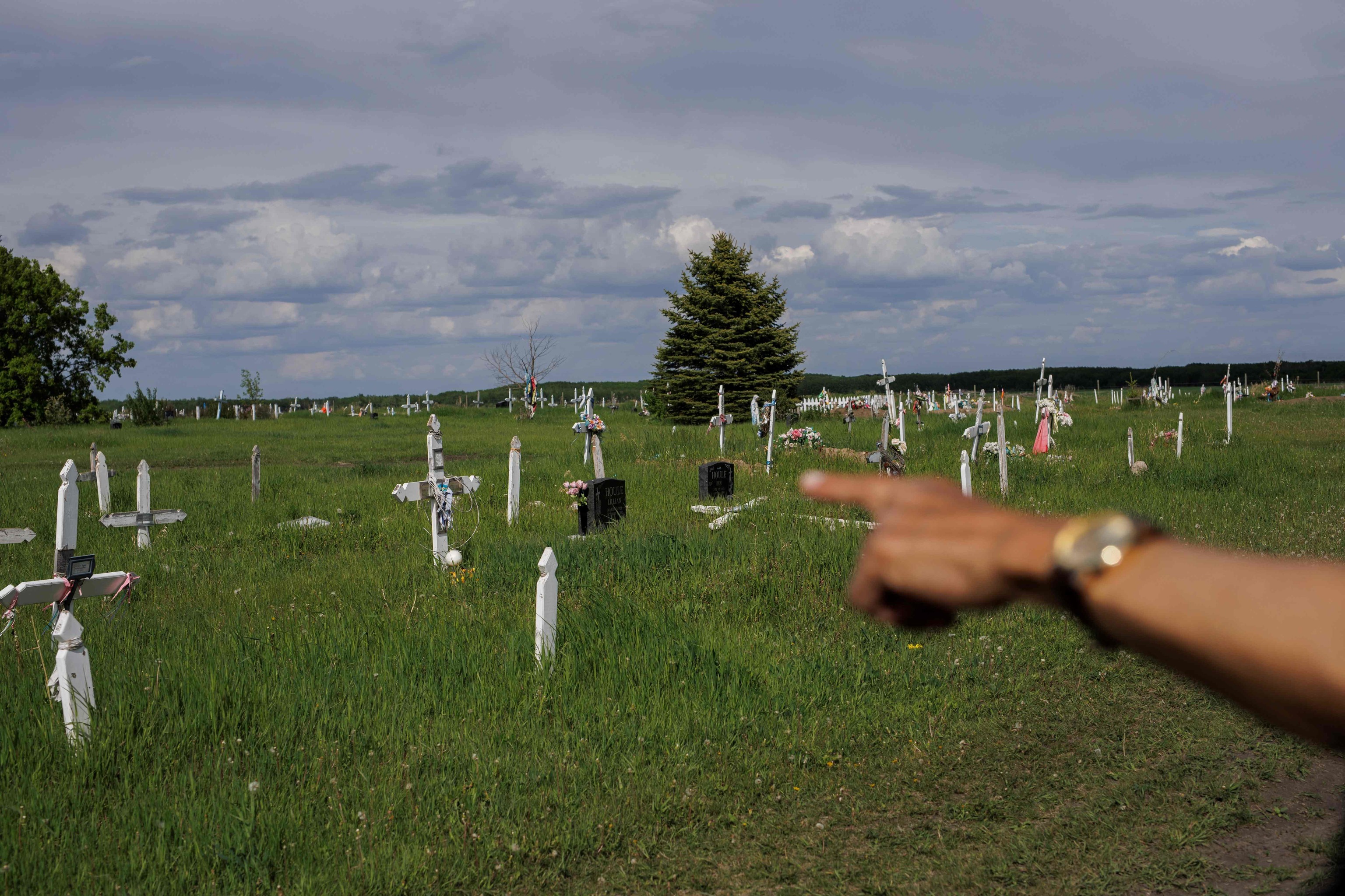 Hallan otras 66 tumbas sin identificar cerca de un internado para niños indígenas en Canadá
