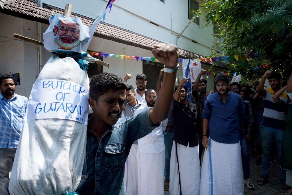 Estudiantes de Kerala gritan consignas con una efigie de Narendra Modi.