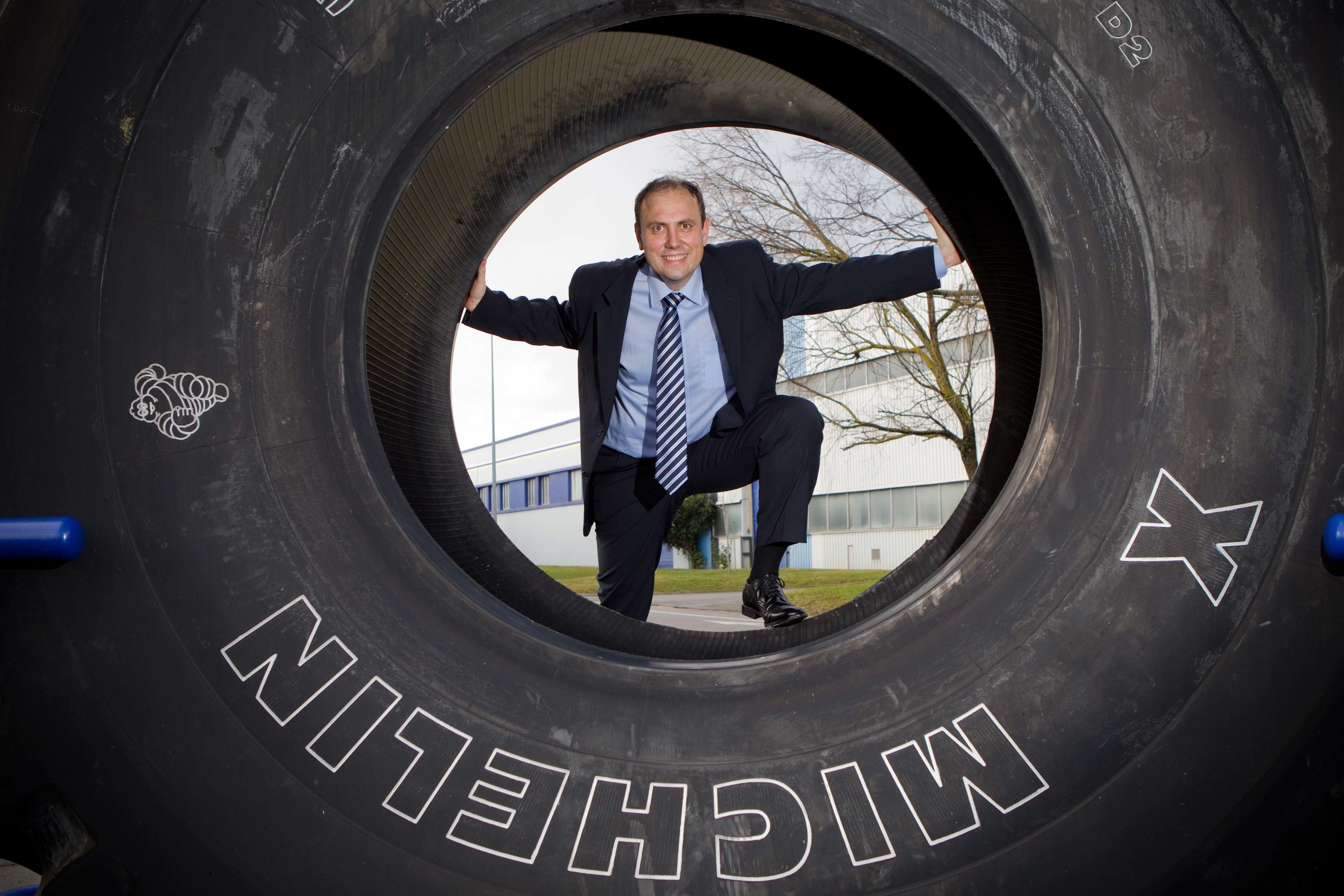 El director general de Michelin Vitoria César Moñux con una de los neumáticos para la maquinaria de grandes obras civiles fabricada en la capital alavesa.