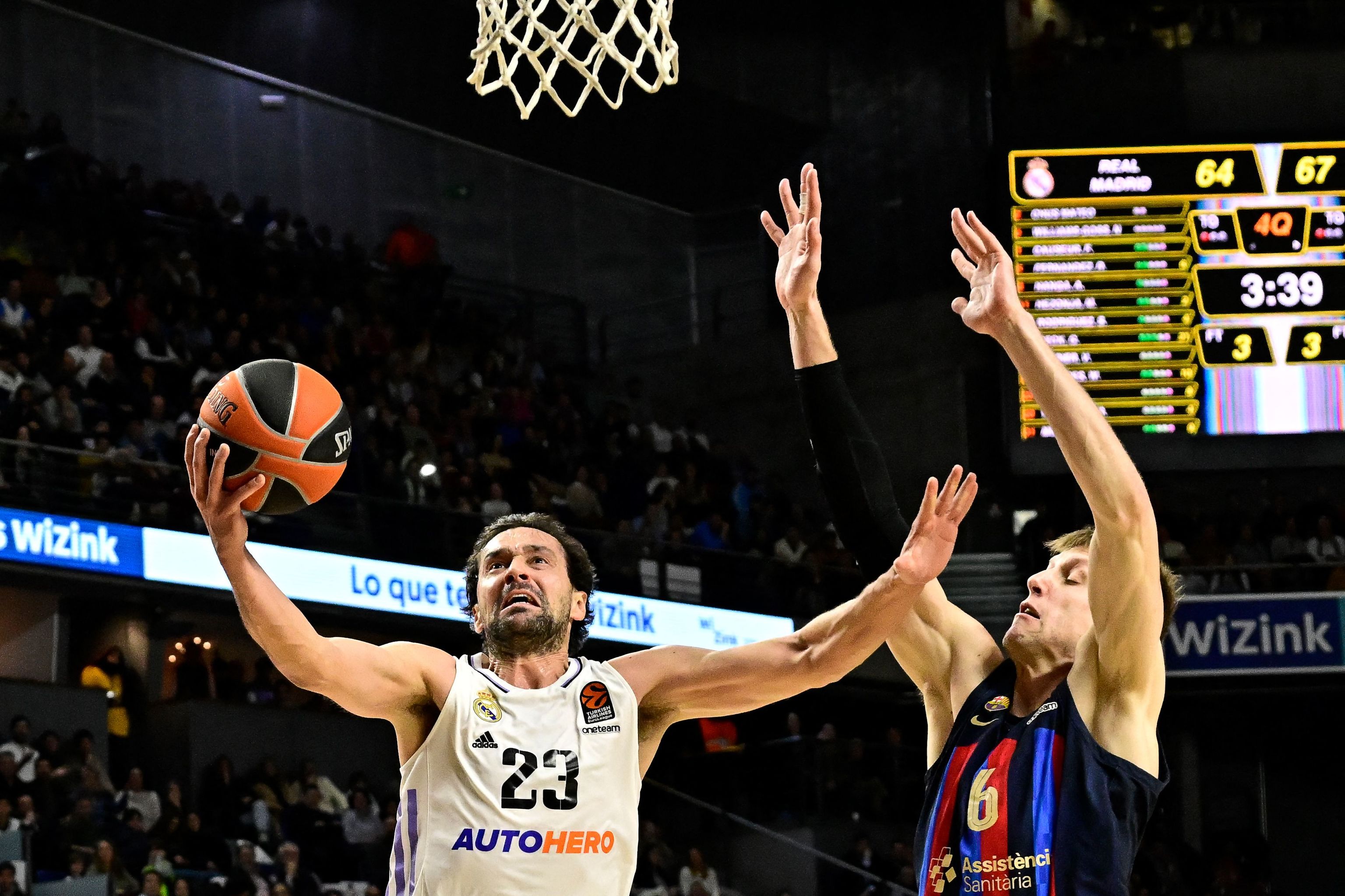 Real Madrid's Spanish guard Sergio  lt;HIT gt;Llull lt;/HIT gt; (L) jumps with the ball next to Barcelona's Czech pivot Jan Vesely during the Euroleague Basketball match between Real Madrid and FC Barcelona at the WiZink centre in Madrid, on January 26, 2023. (Photo by JAVIER SORIANO / AFP)
