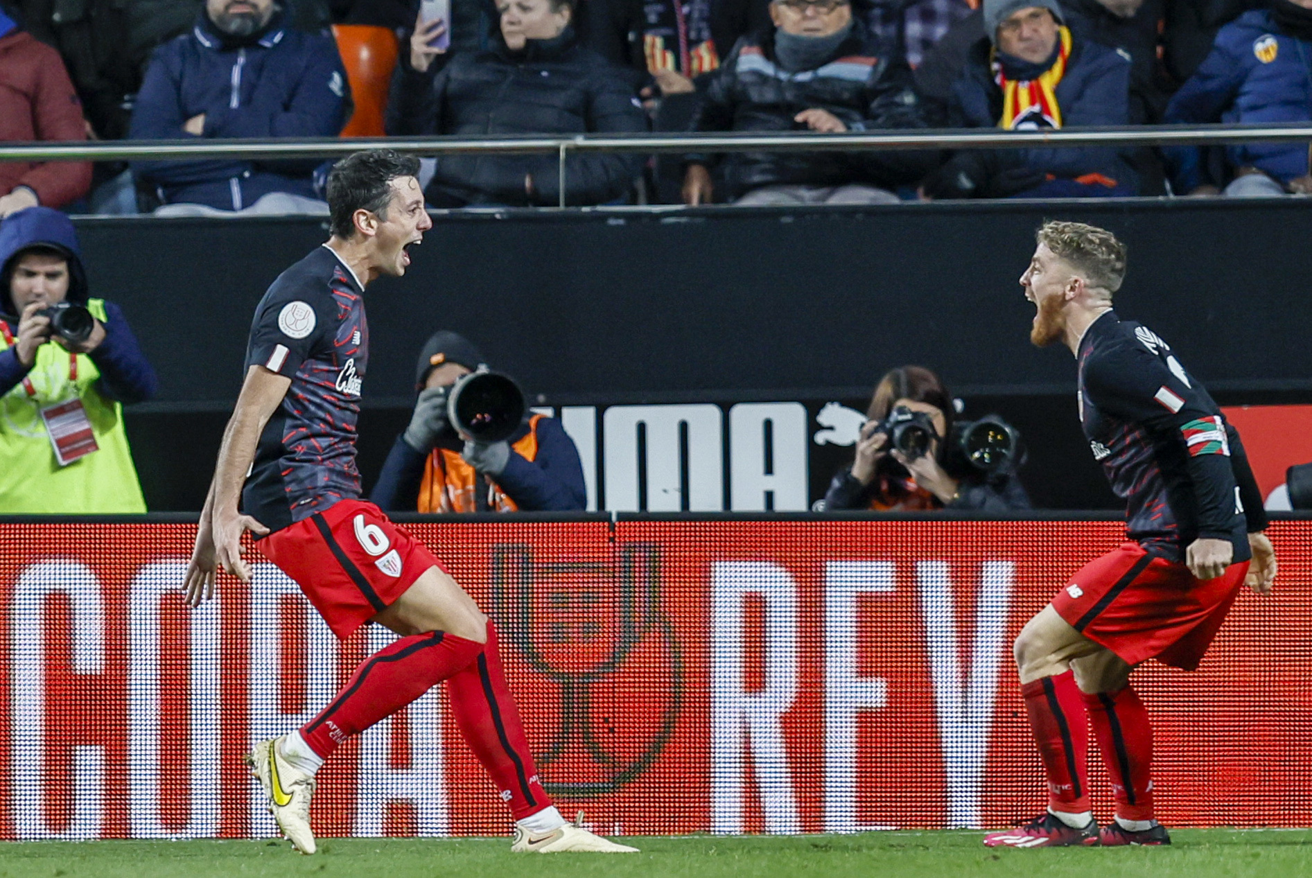 Vesga celebra con Muniain el tercer gol del Athletic.