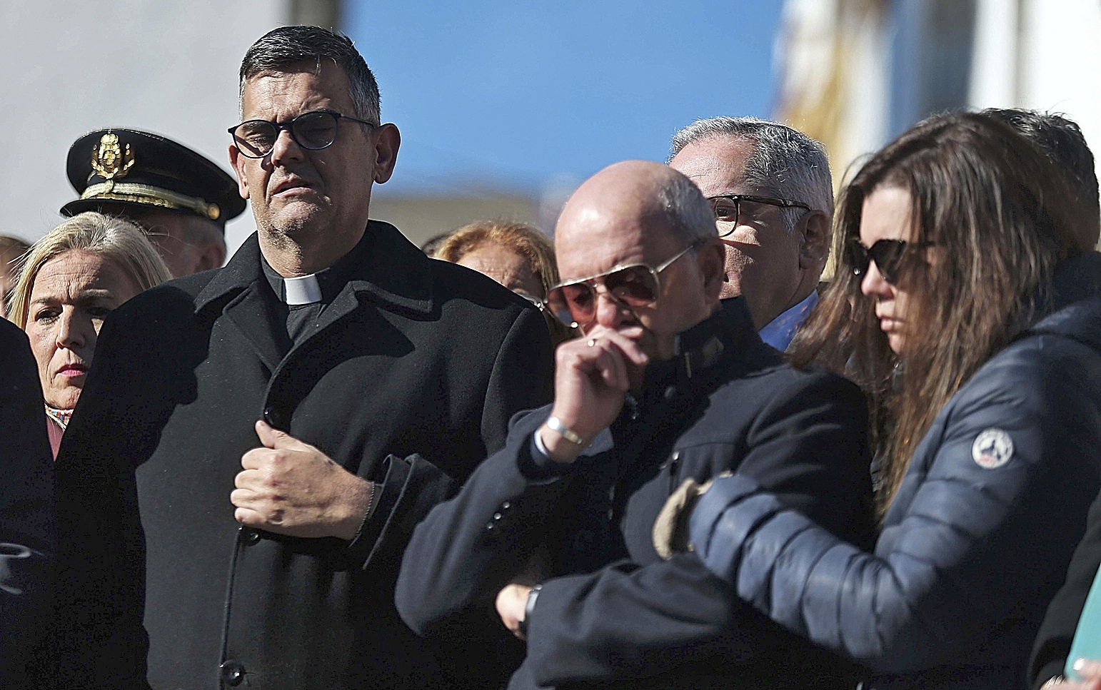 Vecinos de Algeciras, ayer, durante el minuto de silencio en homenaje al sacristán asesinado a manos de un yihadista.