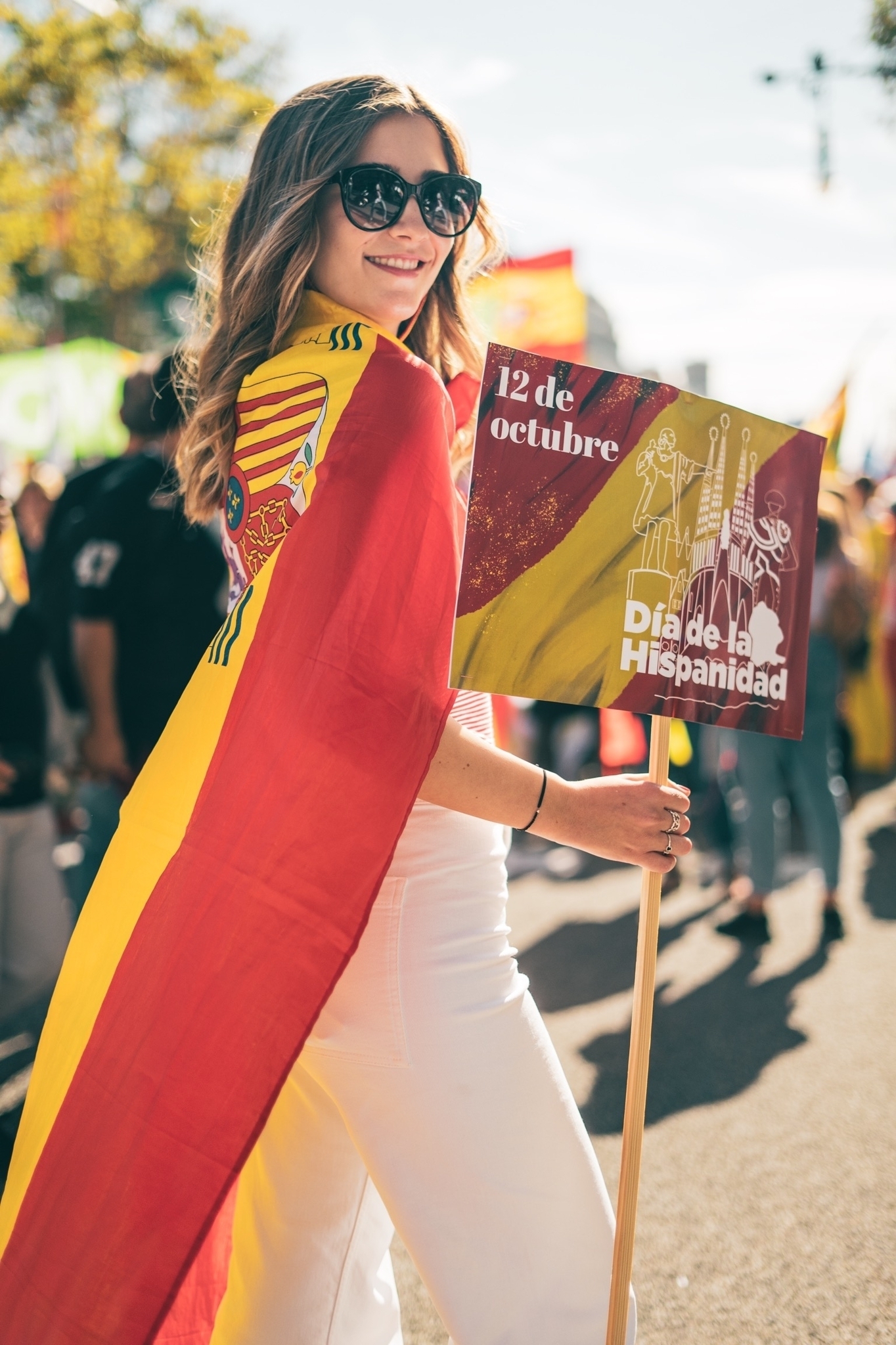 Júlia, en el desfiledel 12-O, Día de la Hispanidad. Una vez que se puso la bandera de España, ya no se la quita.