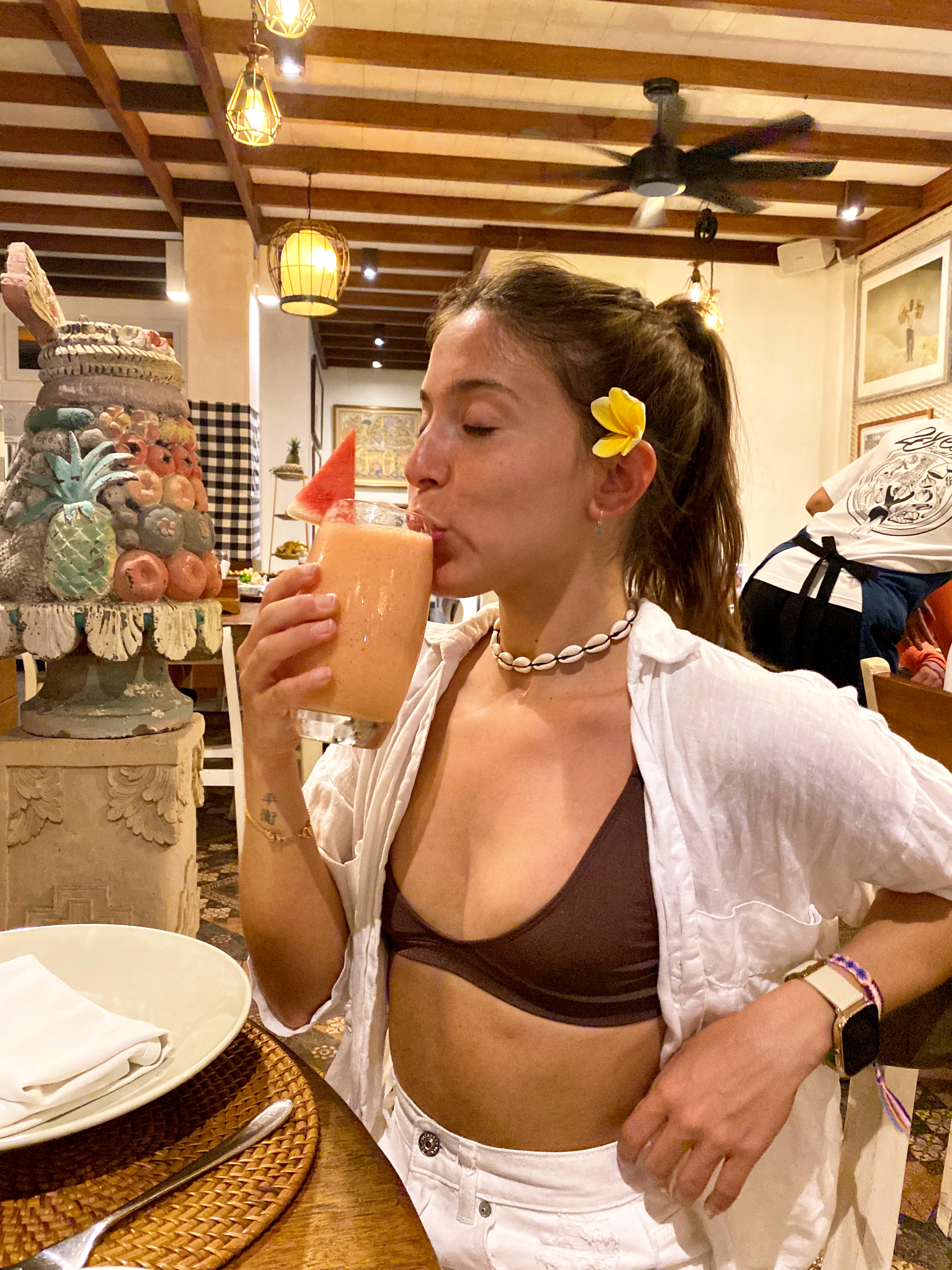 La joven portuguesa toma un zumo en un restaurante de Bali.