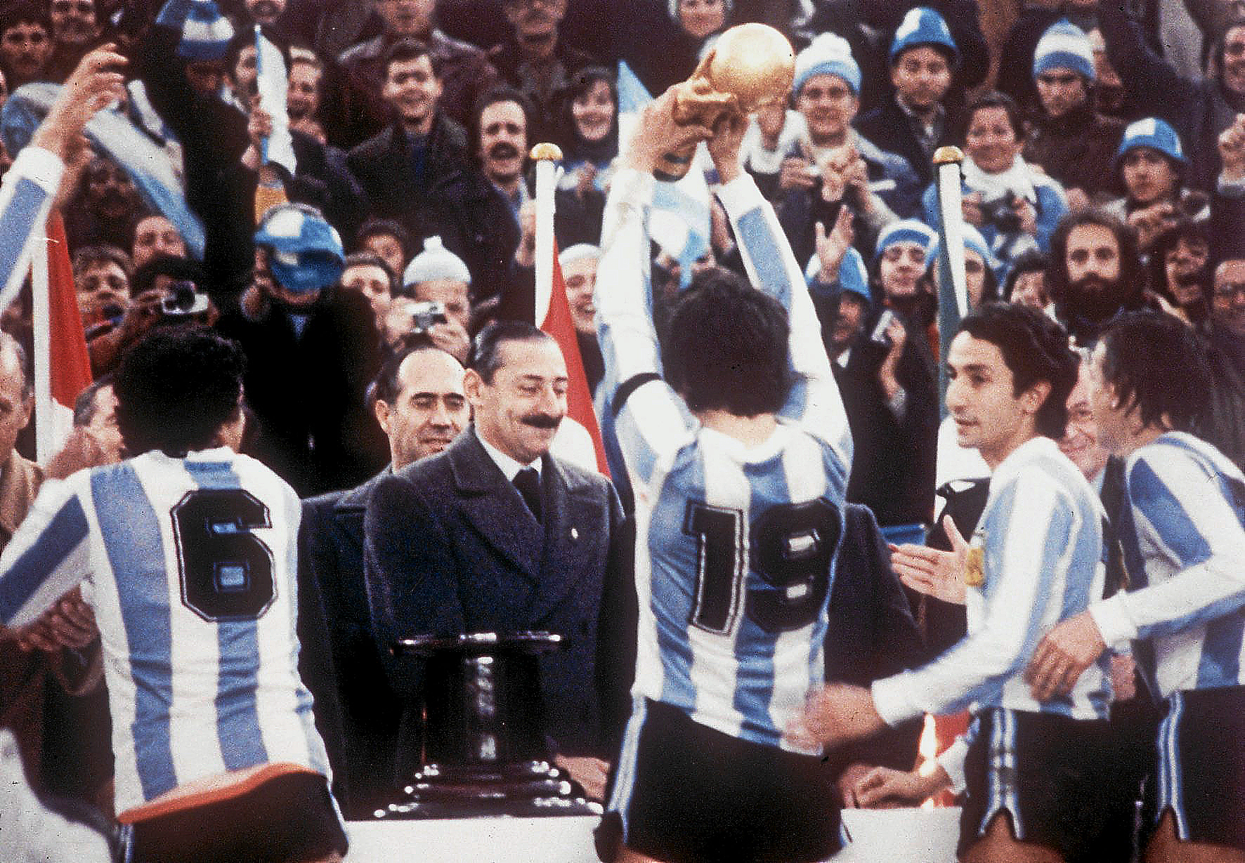 Videla, entregando el trofeo de campeones del mundo de fútbol a Argentina.