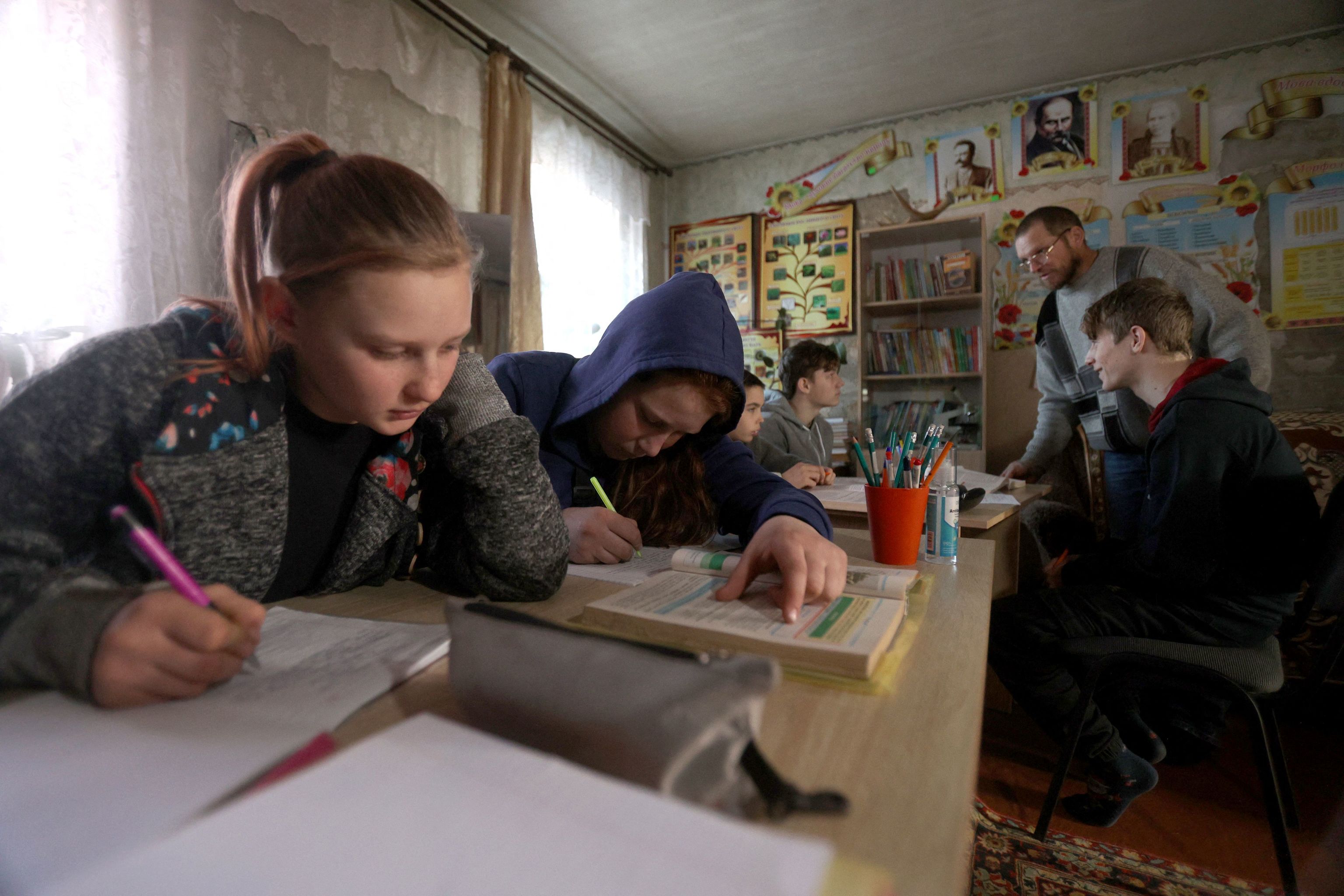 Un profesor mantiene las clases en casa tras la destrucción de su escuela en el este de Ucrania