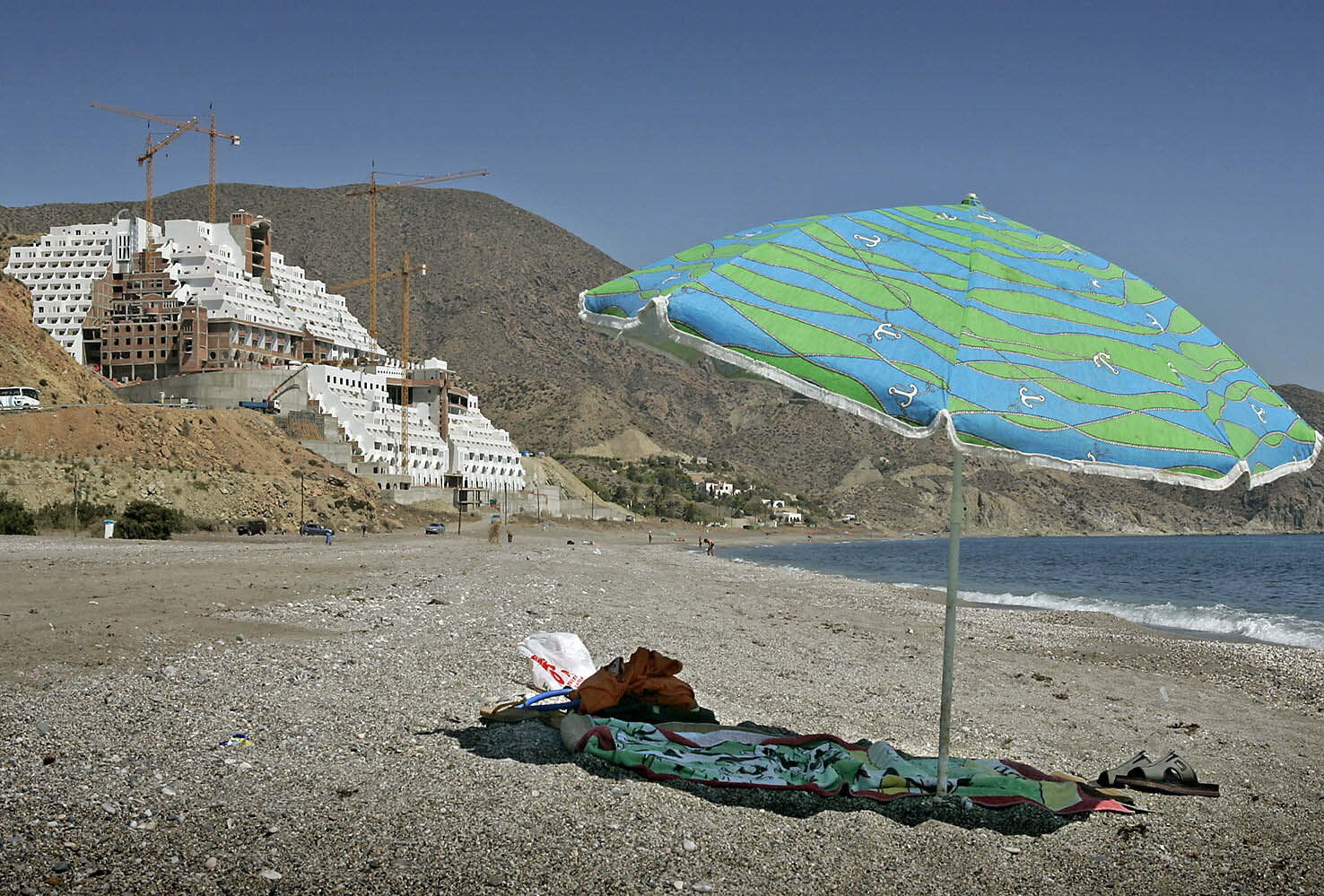 El hotel cuyas obras estn paralizadas, en la playa del Algarrobico.