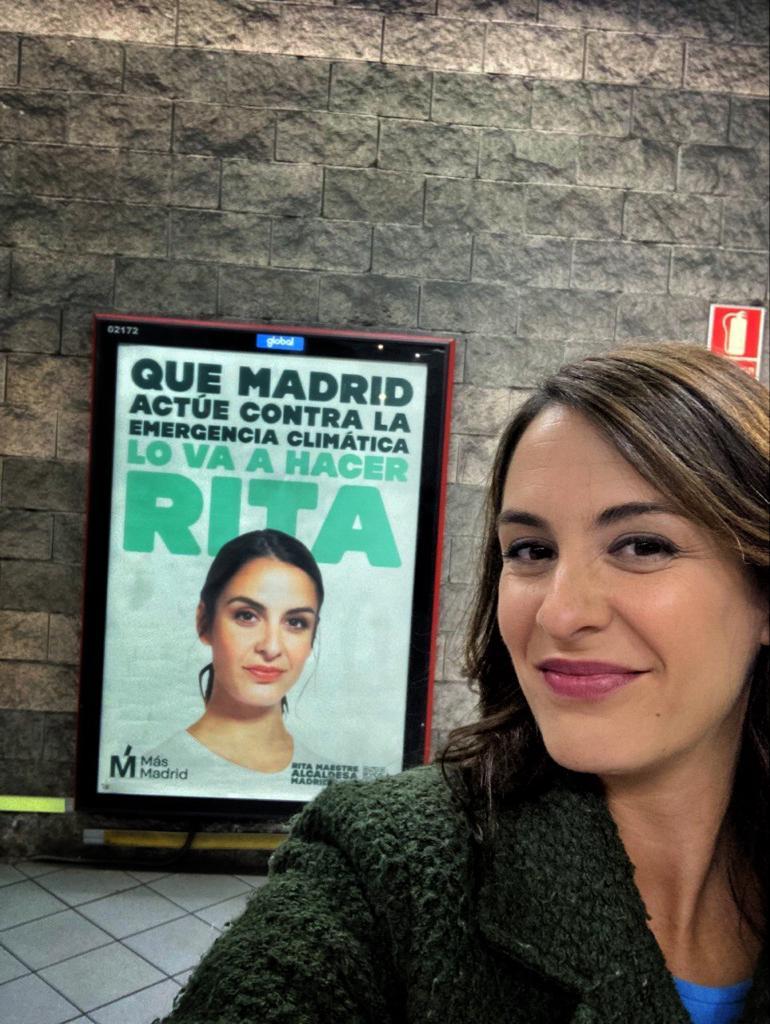 'Selfie' de Rita Maestre con el cartel de su campaña.