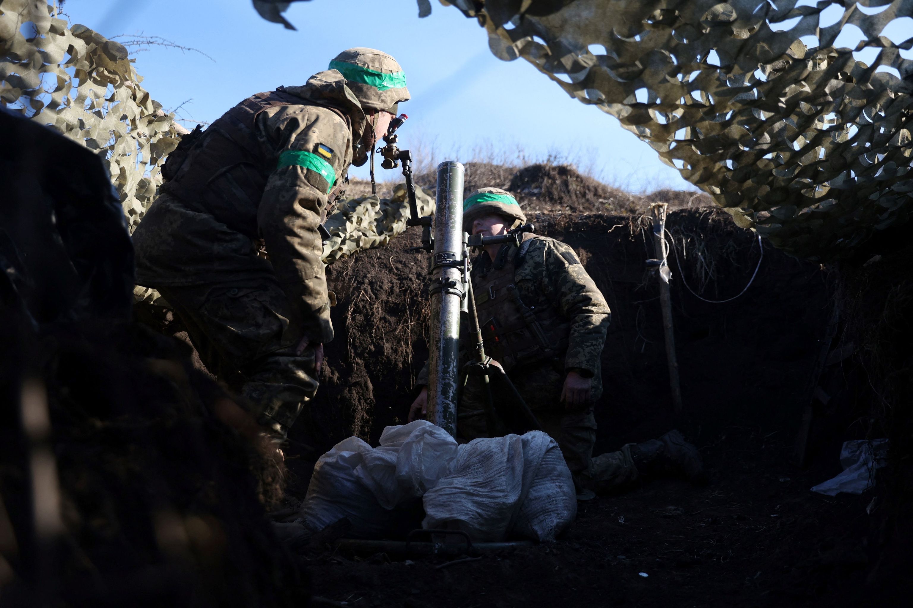 Un militar ucraniano se prepara para disparar con un mortero no lejos de Bajmut.