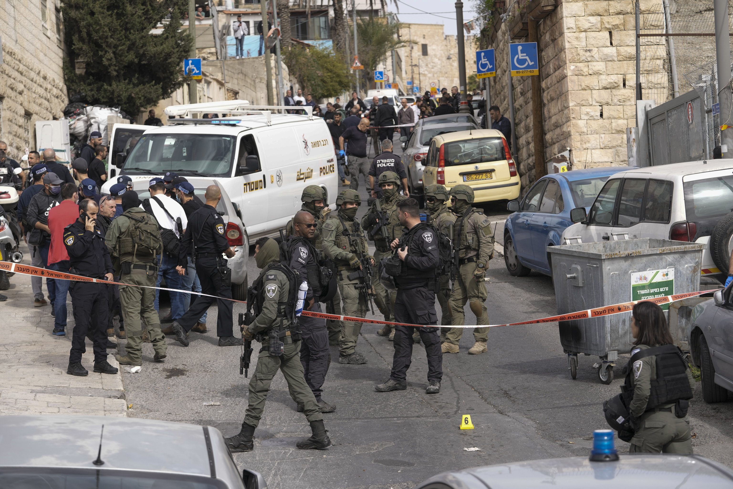 La policía israelí acordona la zona del ataque, hoy, en Jerusalén.