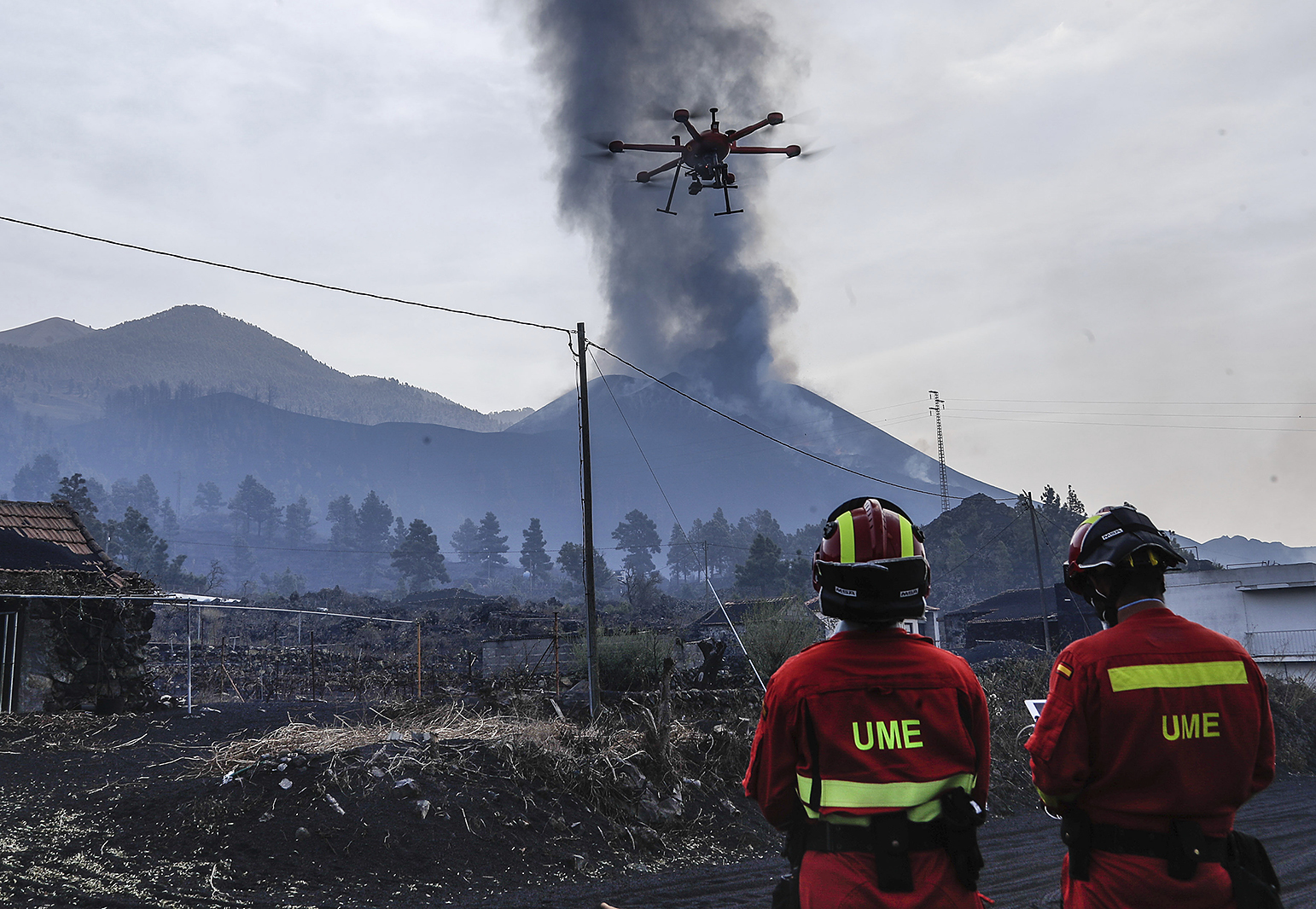Pilotos de la UME analizan las coladas del volcán de la Palma con un dron.