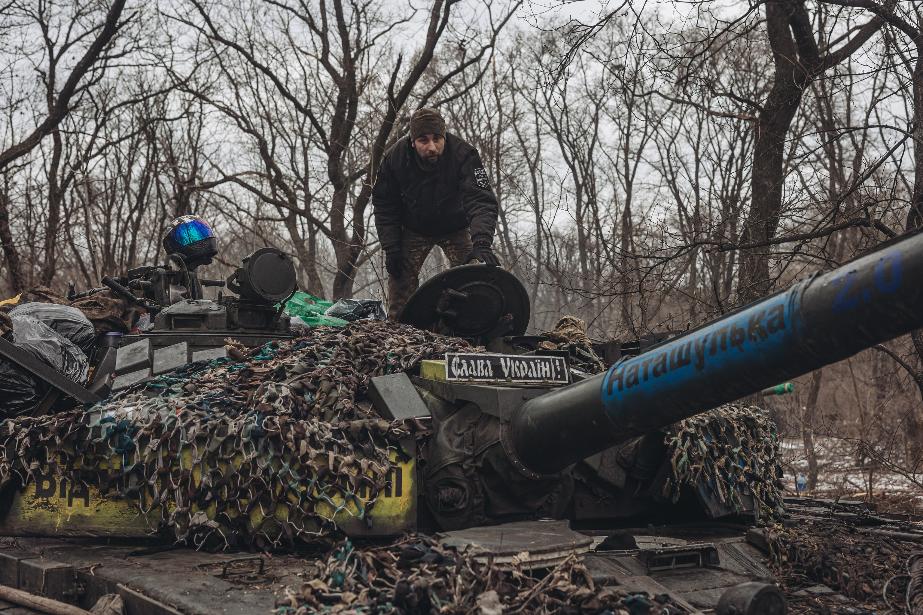 Un soldado ucraniano realiza labores de mantenimiento de un tanque, en el Donbás.