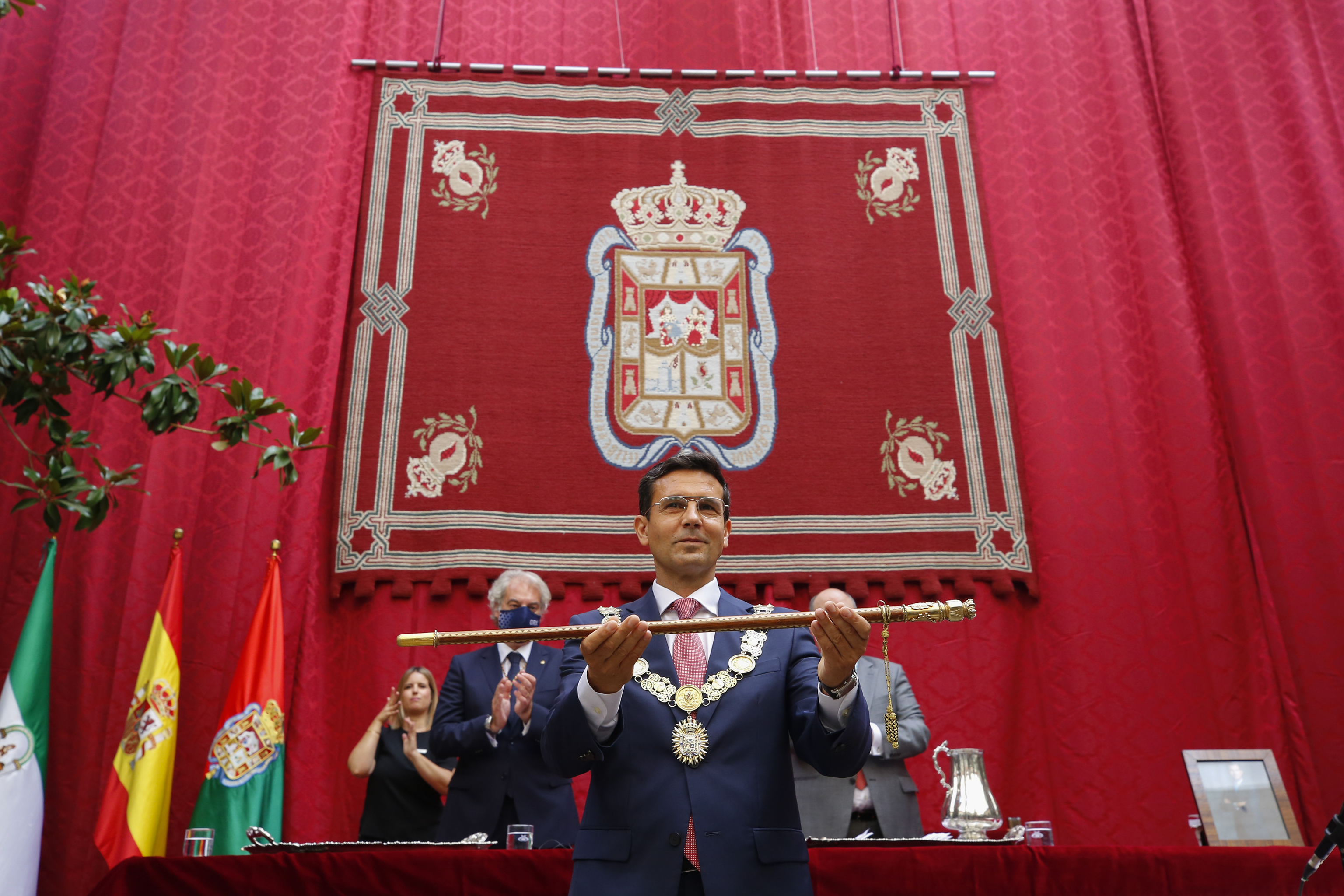 El alcalde de Granada, el socialista Francisco Cuenca, en su toma de posesión tras dimitir su antecesor en julio de 2021.