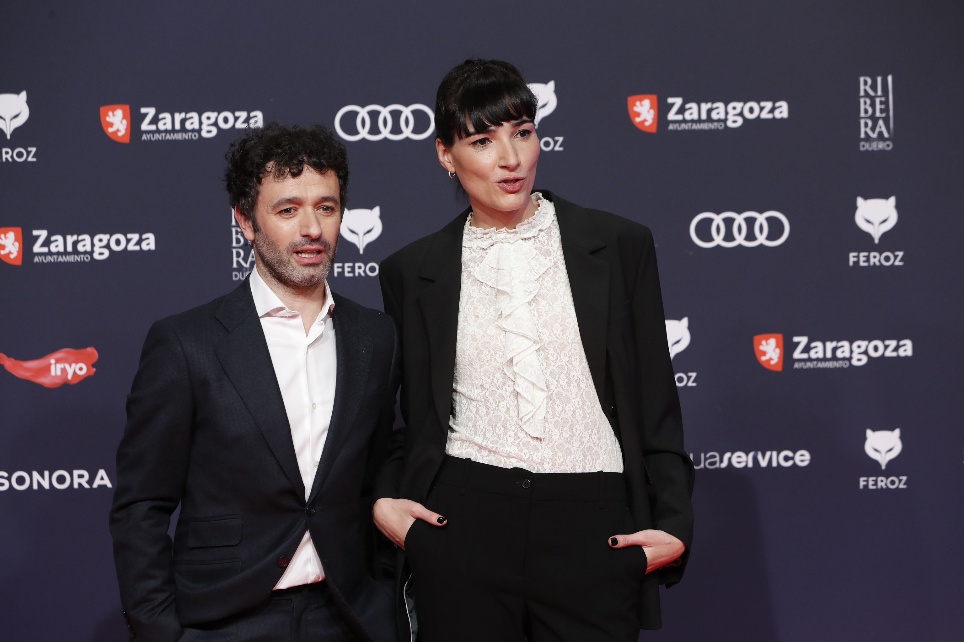 El director de cine Rodrigo Sorogoyen, a su llegada a los Premios Feroz, con isabel Peña