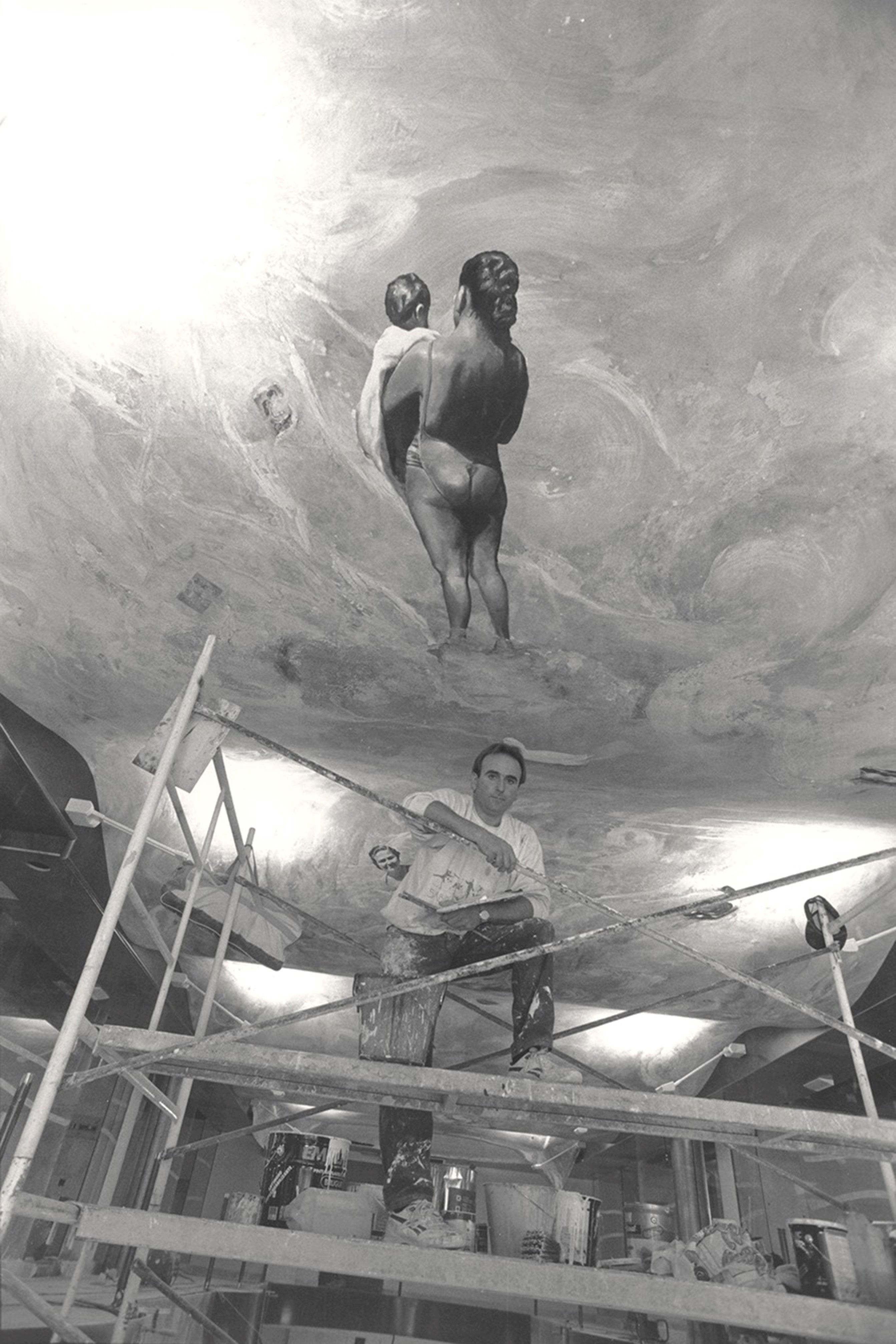 El pintor granadino Juan Vida en una fto de archivo tomada durante la realizacin del mural 'El Ro'.