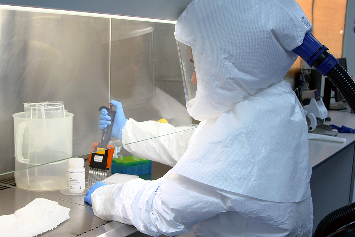 Muestras de gripe aviar en el Laboratorio de Alta Contención Biológica nivel 3 del Laboratorio Central de Veterinaria
