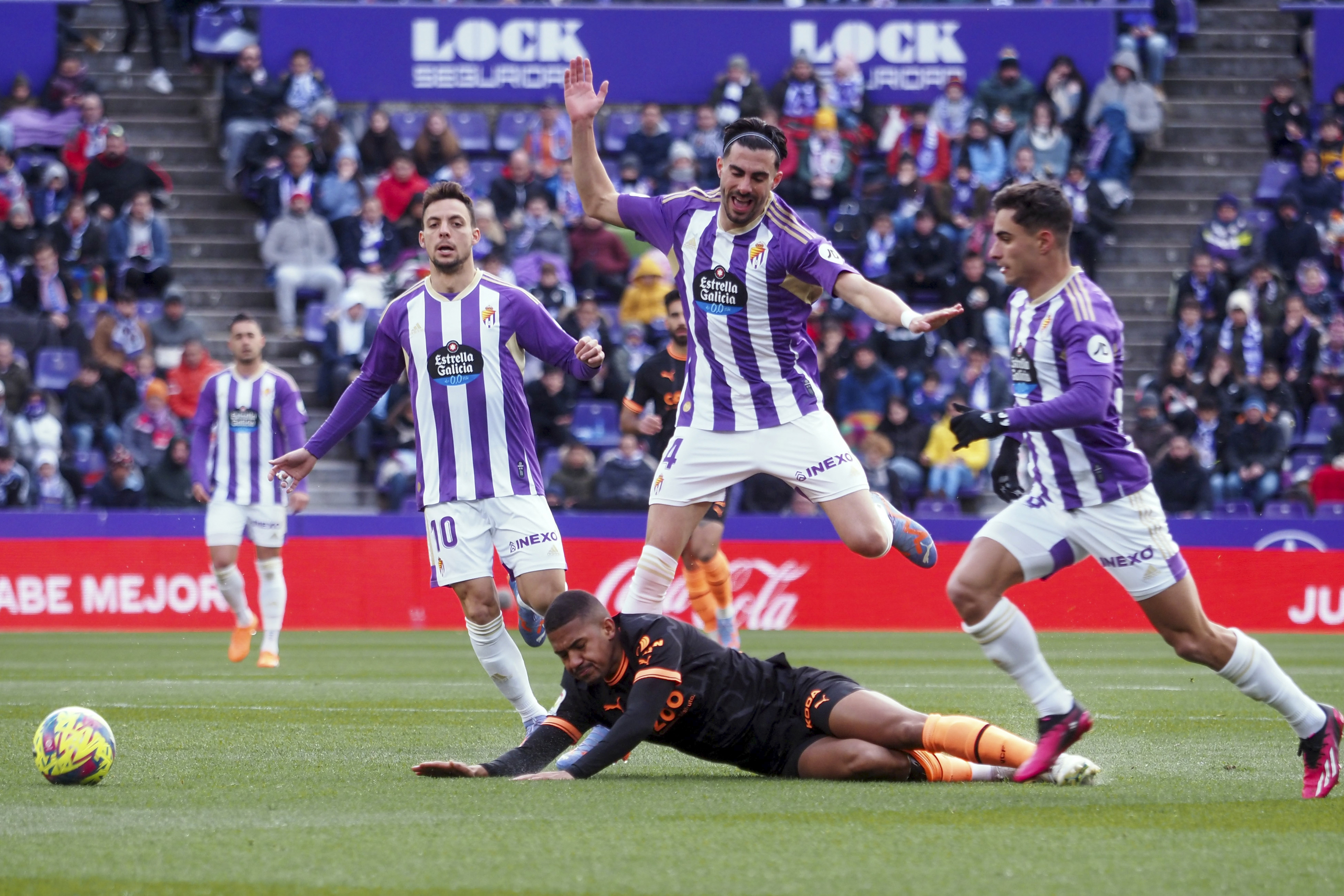 La defensa del Valladolid frena a Samuel Lino.