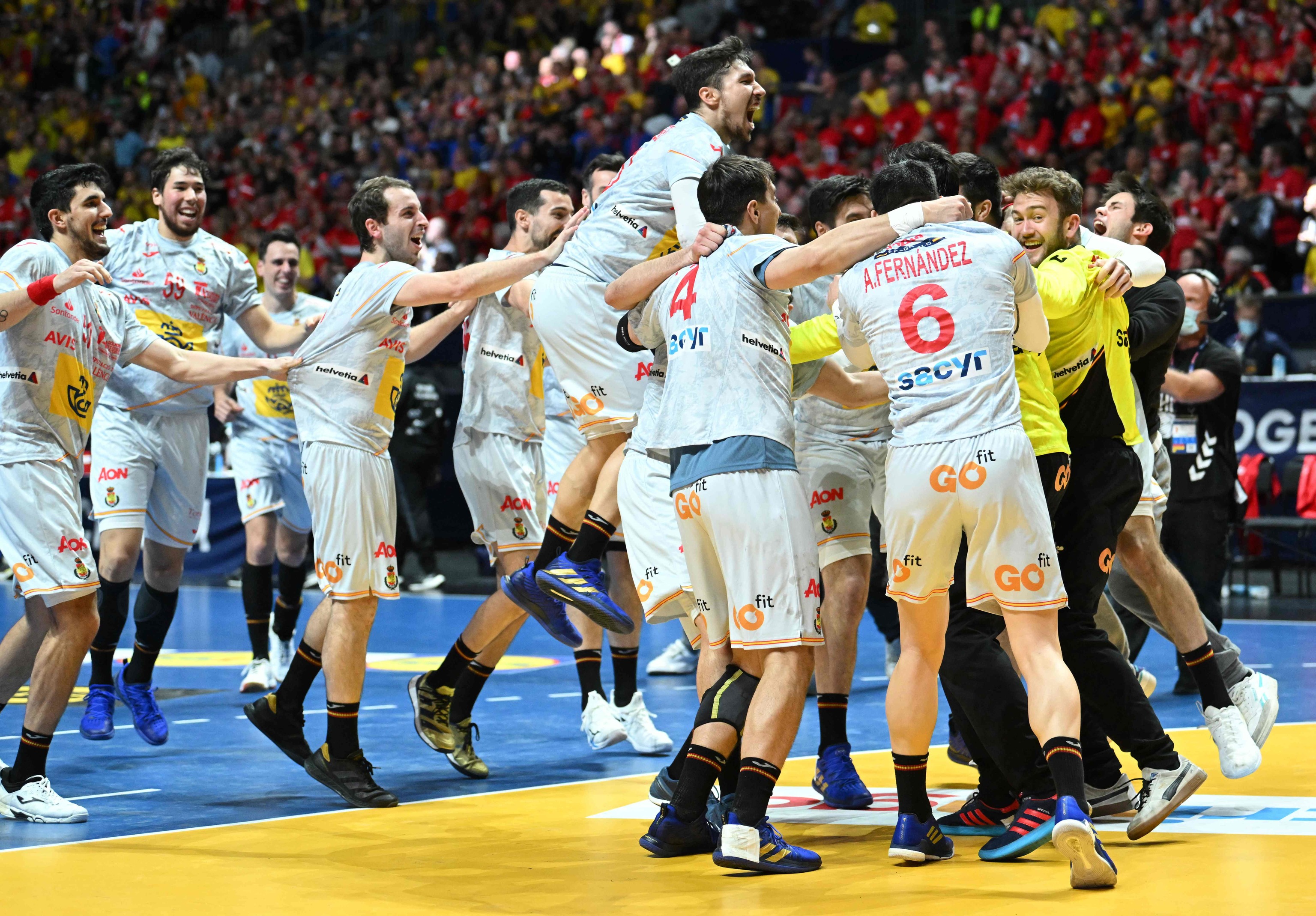 Spain's players react after the final whistle of the Men's IHF World  lt;HIT gt;Handball lt;/HIT gt; Championship third place match between Sweden and Spain in Stockholm on January 29, 2023. (Photo by Jonathan NACKSTRAND / AFP)