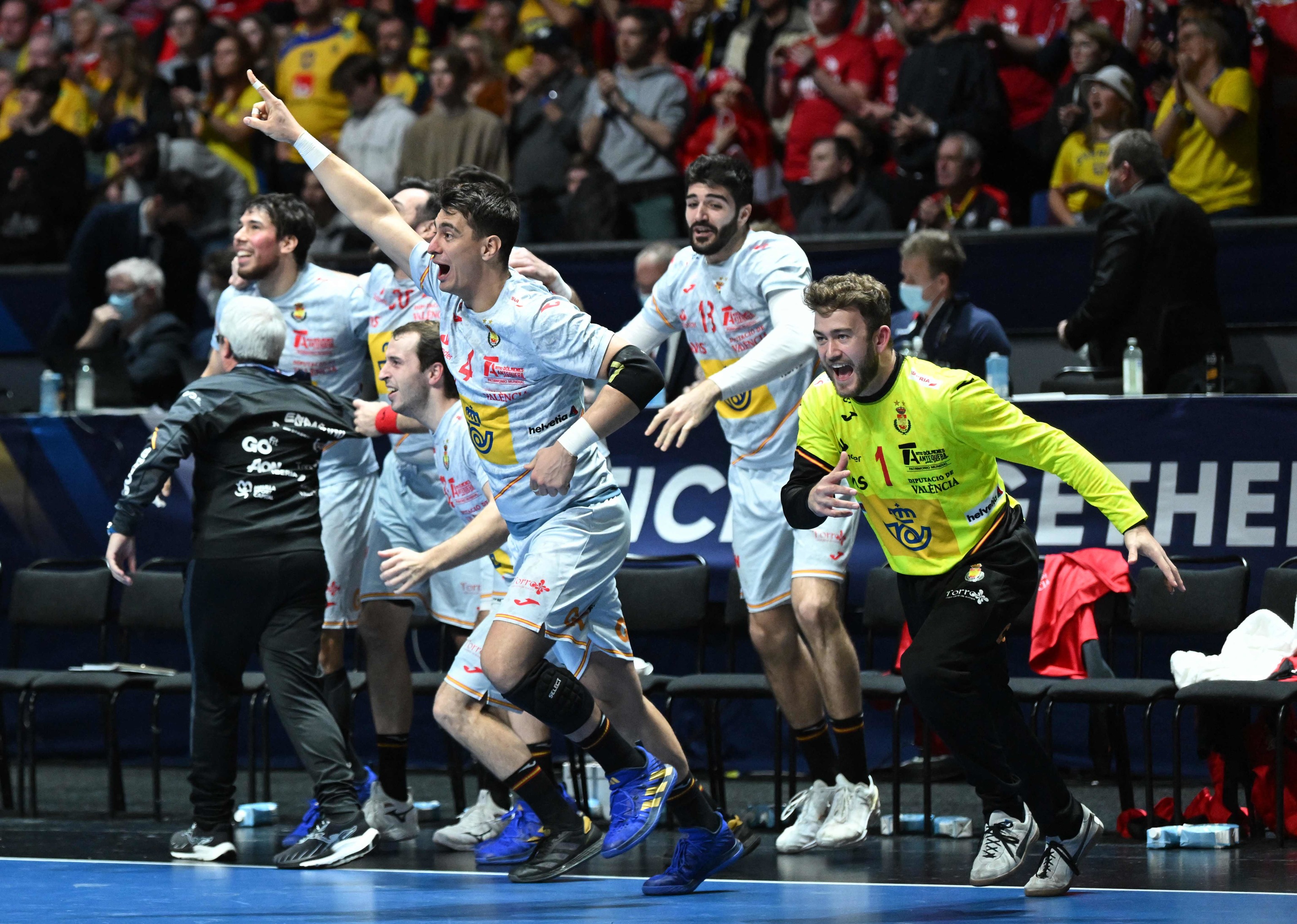 Los jugadores de España celebran su bronce.