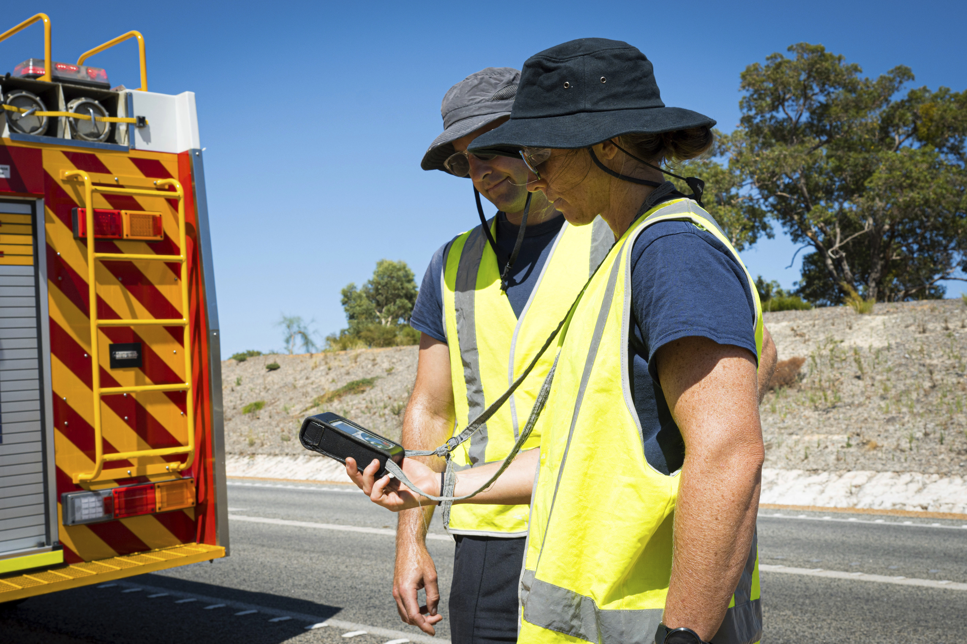 Tabajadores de los servicios de Emergencias miden la radioactividad en Perth.